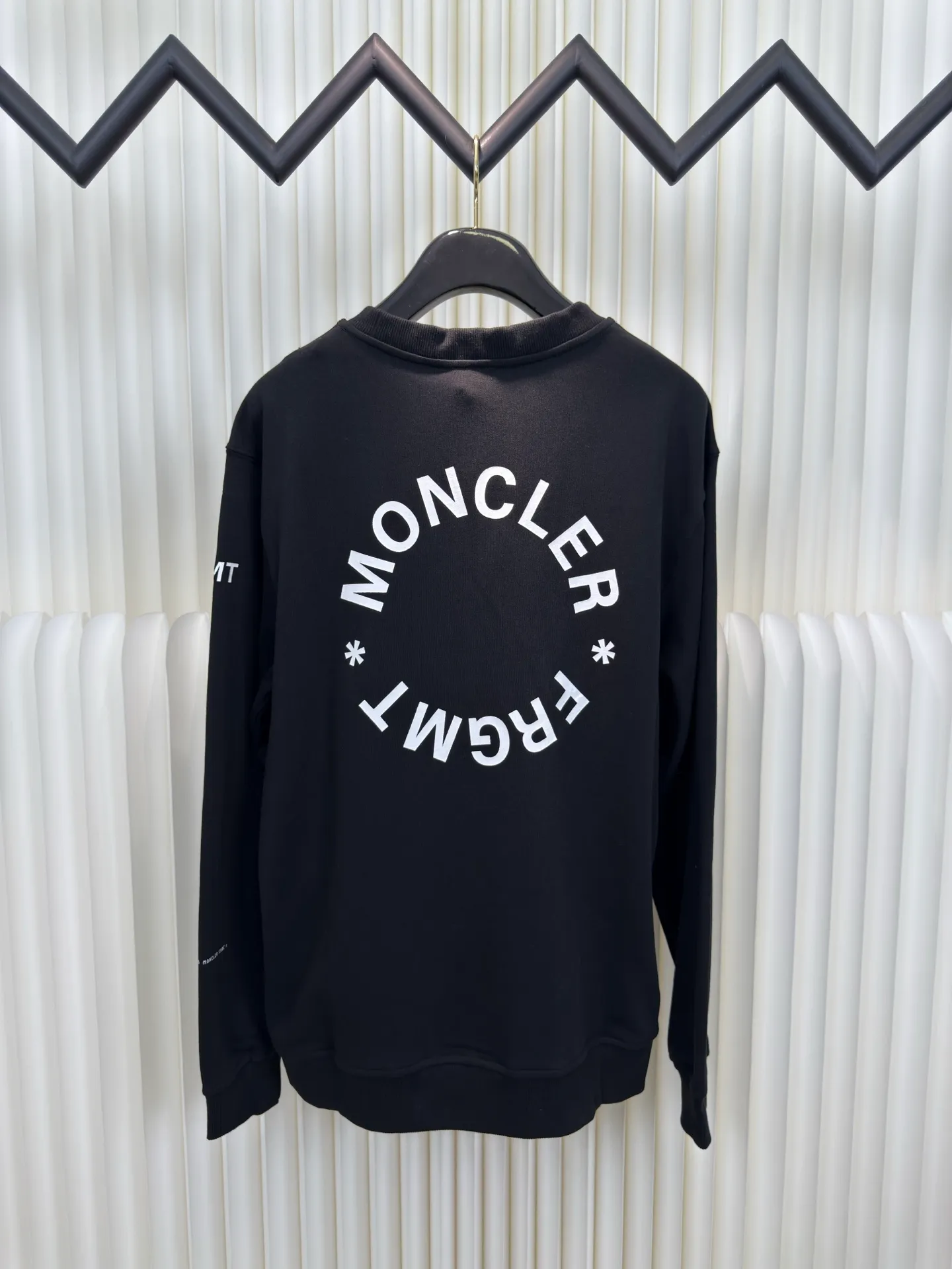 P410 MONCLER geometric print pullover sweatshirt. This sweatshirt is decorated with a geometric logo on the back, highlighting the streetwear style of designer Hiroshi Fujiwara. The round neck piece from the Moncler x FRGMT series is made of cotton fleece fabric and is suitable for daily wear. SizeS M L XL