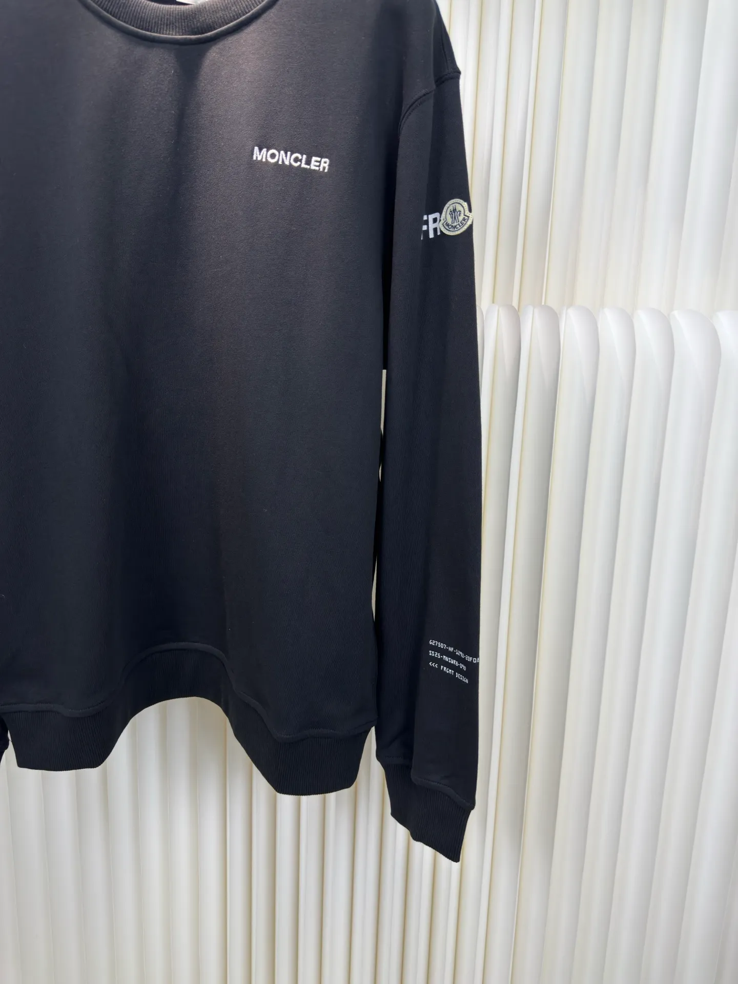 P410 MONCLER geometric print pullover sweatshirt. This sweatshirt is decorated with a geometric logo on the back, highlighting the streetwear style of designer Hiroshi Fujiwara. The round neck piece from the Moncler x FRGMT series is made of cotton fleece fabric and is suitable for daily wear. SizeS M L XL