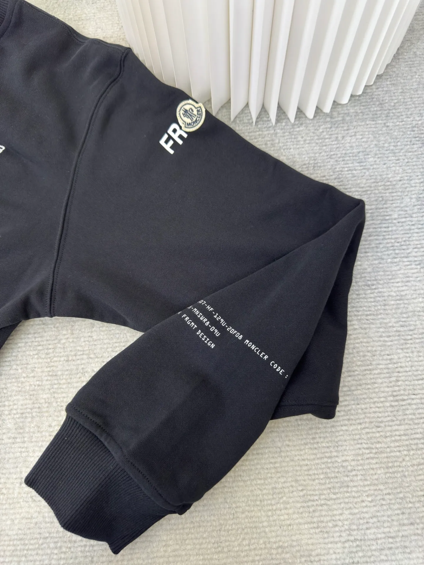 P410 MONCLER geometric print pullover sweatshirt. This sweatshirt is decorated with a geometric logo on the back, highlighting the streetwear style of designer Hiroshi Fujiwara. The round neck piece from the Moncler x FRGMT series is made of cotton fleece fabric and is suitable for daily wear. SizeS M L XL