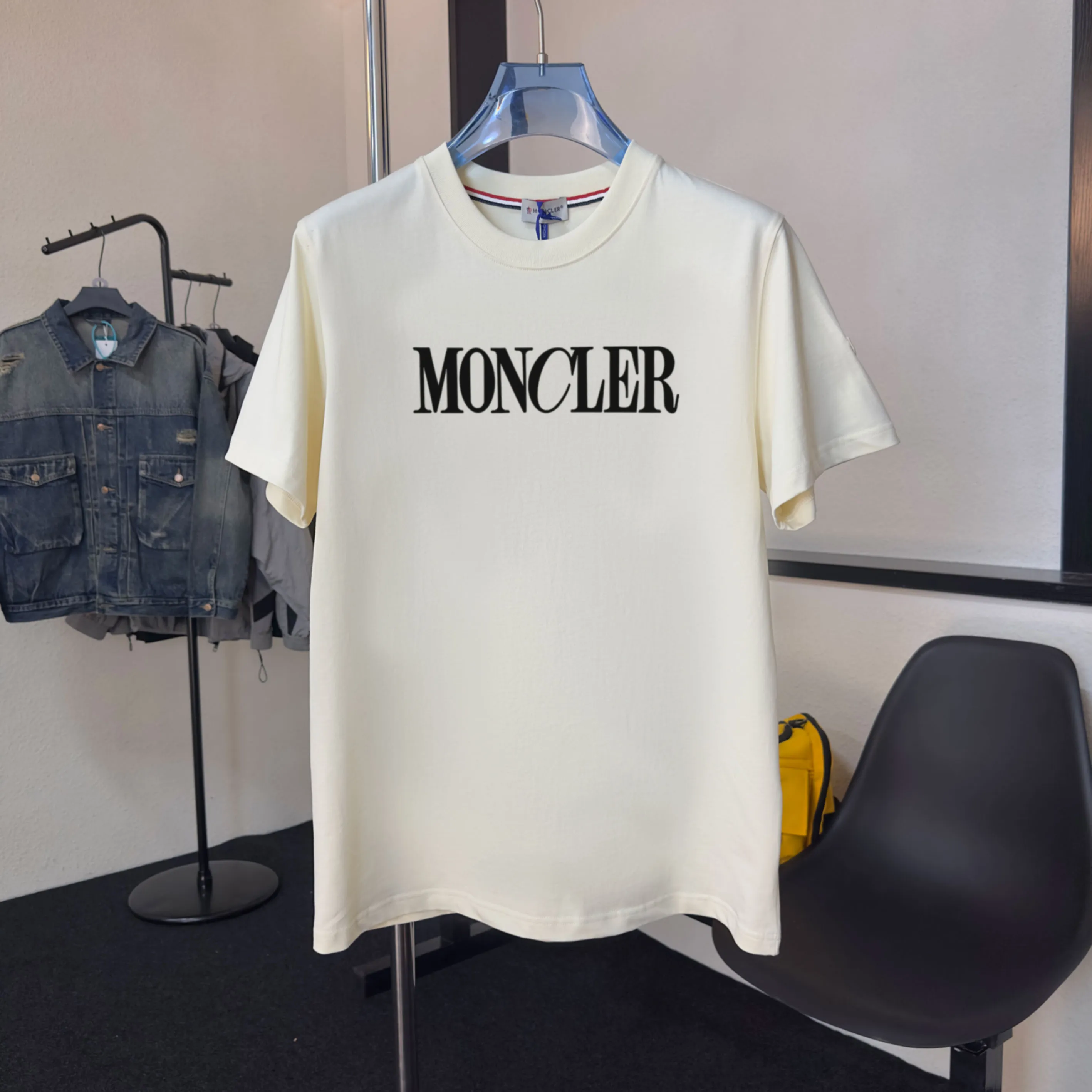 P140 💰Upgraded version "Mobile phone smart sensor ~ NFC chip armband ~ direct access to the official website for anti-counterfeiting" "Moncler ~ Mouth Mouth" 2025 new high-quality round neck short-sleeved T-shirt. The cuffs have imported embroidered labels. Customized dyeing, very comfortable to touch. Super versatile and good-looking short-sleeved. Complete with three labels. Non-market ordinary version. Feel free to compare. Quality is absolutely guaranteed! ‼ First of all, this original fabric is all custom-woven with 32-count double yarn fabric, 250G, and the weight is the same‼ Fine workmanship, double waistcoat method, double waistcoat method, double waistcoat method makes the whole dress more three-dimensional, which is not a craft that ordinary T-shirts can achieve🤪 Size: S-M-L-XL-2XL Color: black, white, apricot, same style for men and women