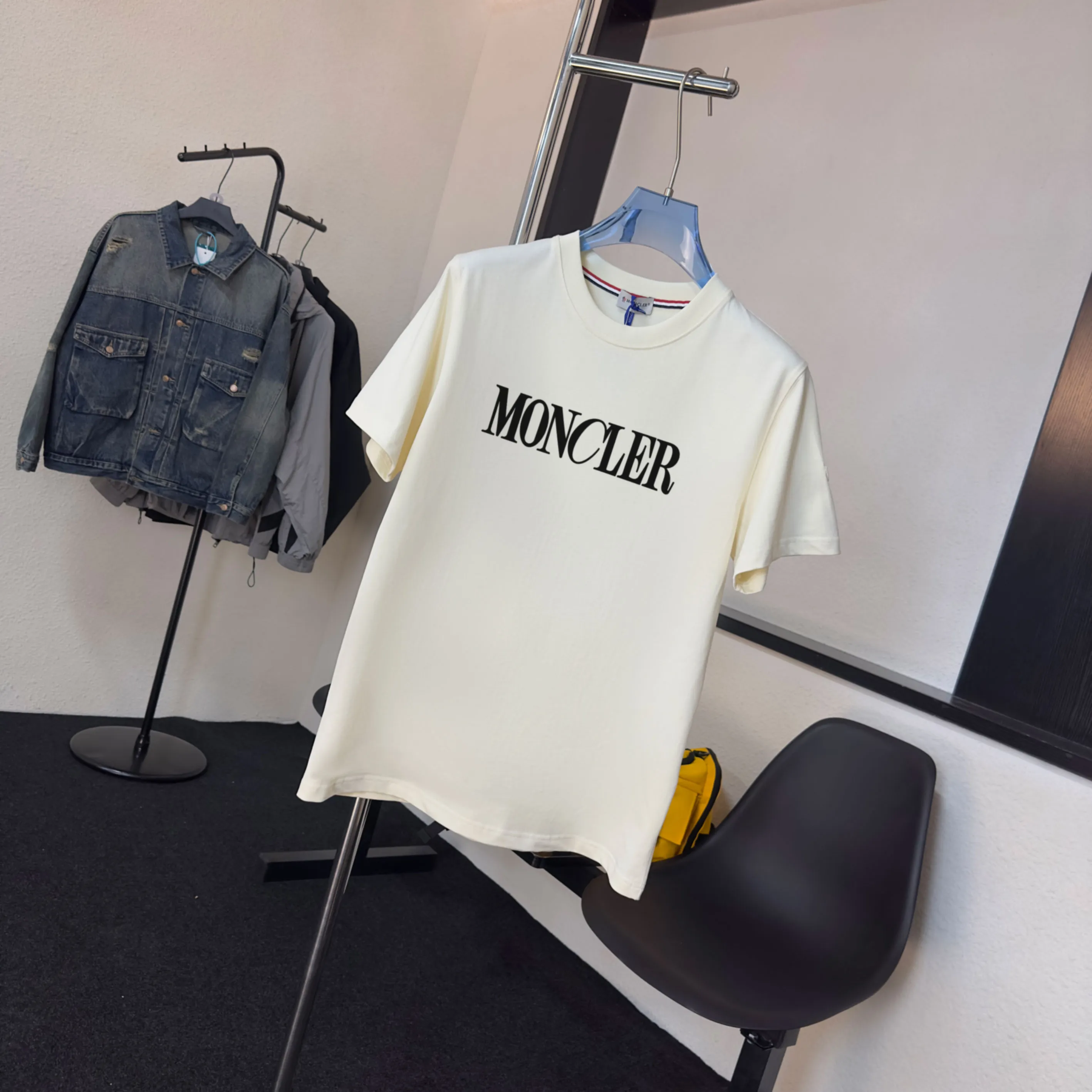 P140 💰Upgraded version "Mobile phone smart sensor ~ NFC chip armband ~ direct access to the official website for anti-counterfeiting" "Moncler ~ Mouth Mouth" 2025 new high-quality round neck short-sleeved T-shirt. The cuffs have imported embroidered labels. Customized dyeing, very comfortable to touch. Super versatile and good-looking short-sleeved. Complete with three labels. Non-market ordinary version. Feel free to compare. Quality is absolutely guaranteed! ‼ First of all, this original fabric is all custom-woven with 32-count double yarn fabric, 250G, and the weight is the same‼ Fine workmanship, double waistcoat method, double waistcoat method, double waistcoat method makes the whole dress more three-dimensional, which is not a craft that ordinary T-shirts can achieve🤪 Size: S-M-L-XL-2XL Color: black, white, apricot, same style for men and women