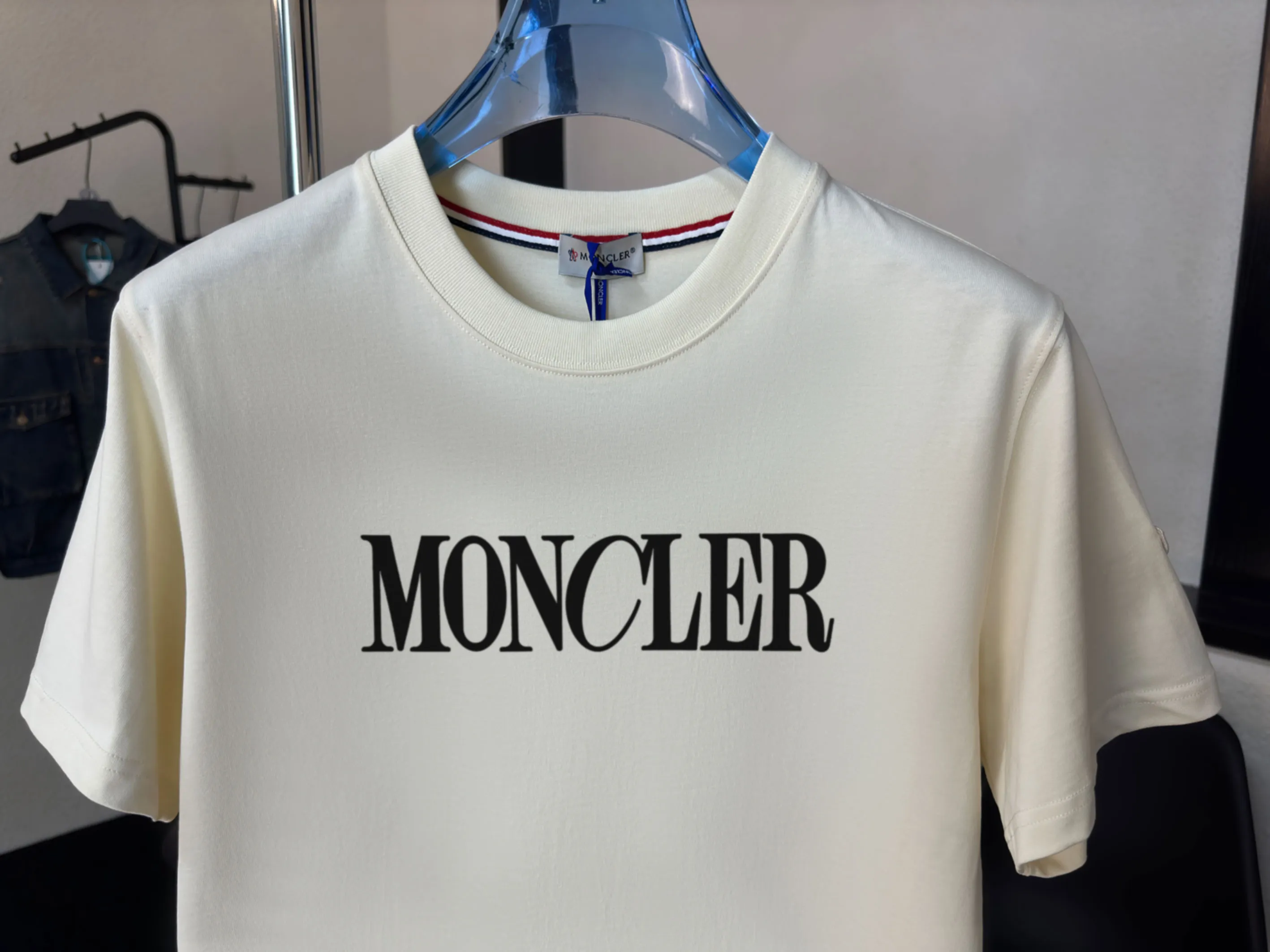 P140 💰Upgraded version "Mobile phone smart sensor ~ NFC chip armband ~ direct access to the official website for anti-counterfeiting" "Moncler ~ Mouth Mouth" 2025 new high-quality round neck short-sleeved T-shirt. The cuffs have imported embroidered labels. Customized dyeing, very comfortable to touch. Super versatile and good-looking short-sleeved. Complete with three labels. Non-market ordinary version. Feel free to compare. Quality is absolutely guaranteed! ‼ First of all, this original fabric is all custom-woven with 32-count double yarn fabric, 250G, and the weight is the same‼ Fine workmanship, double waistcoat method, double waistcoat method, double waistcoat method makes the whole dress more three-dimensional, which is not a craft that ordinary T-shirts can achieve🤪 Size: S-M-L-XL-2XL Color: black, white, apricot, same style for men and women