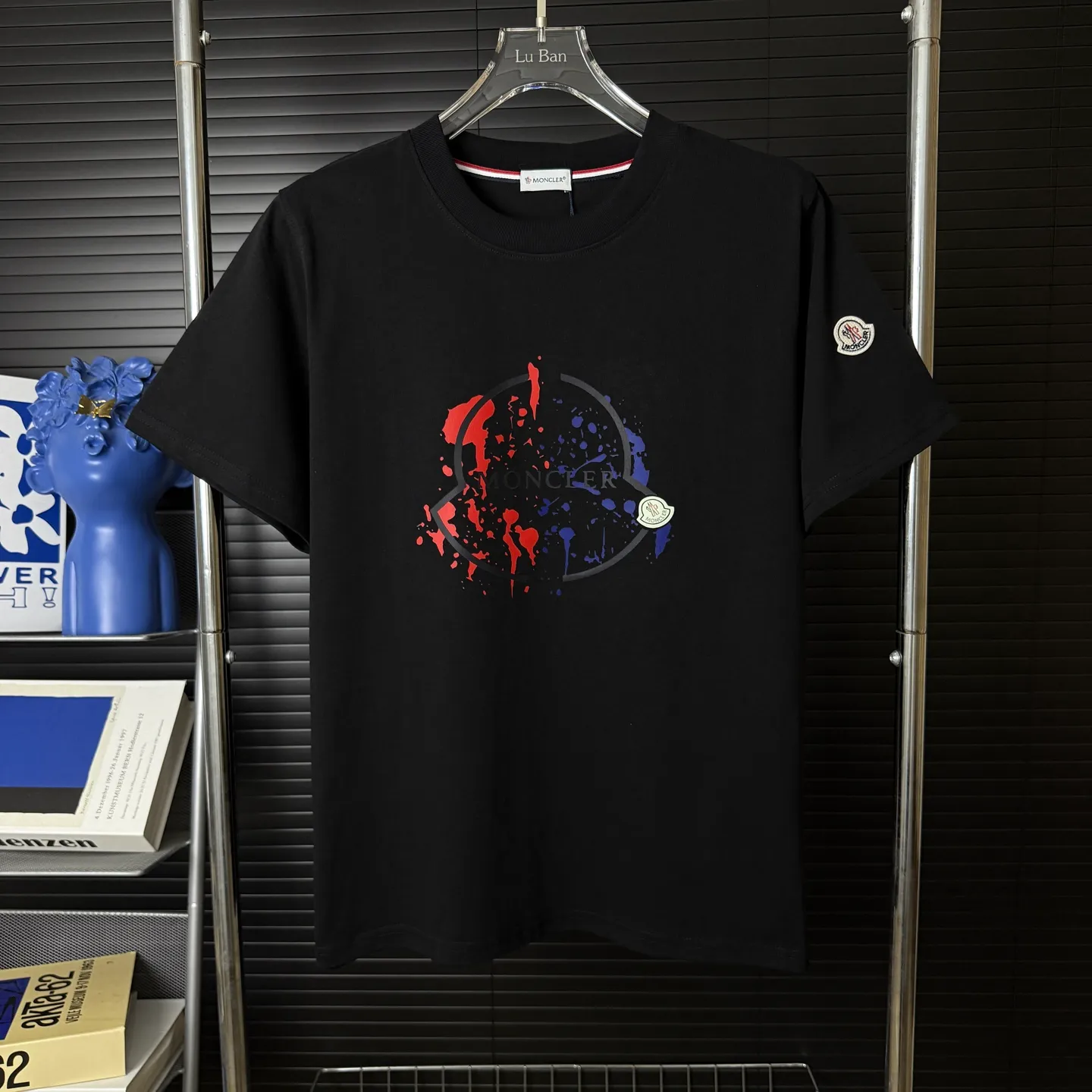P170 A241 (Long-term replenishment, next day arrival) MONCLER/mask color block splash ink graffiti letter LOGO round neck short-sleeved T-shirt exclusive first launch high-definition The fabric is made of 300 grams of heavyweight pure cotton, customized with 32 counts of double thread, and washed twice for ready-to-wear. The fabric is comfortable and skin-friendly. It is custom-dyed fabric with high textile density and good drape. It is not easy to deform or shrink. The thick texture and compact spinning process will not affect the breathability of the fabric. The color saturation is very high. Imported Tajima embroidery technology has a good upper body effect. It is a versatile and good-looking short sleeve. The loose version covers the flesh and makes you slim. Size: S~XL Color: white black