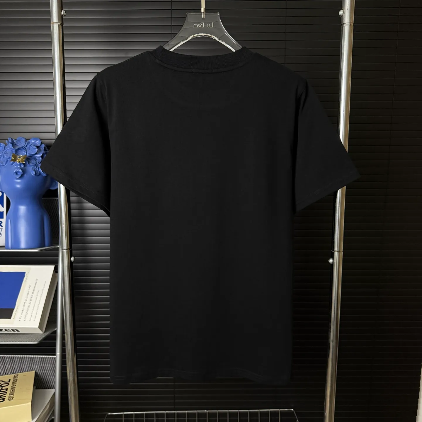 P170 A241 (Long-term replenishment, next day arrival) MONCLER/mask color block splash ink graffiti letter LOGO round neck short-sleeved T-shirt exclusive first launch high-definition The fabric is made of 300 grams of heavyweight pure cotton, customized with 32 counts of double thread, and washed twice for ready-to-wear. The fabric is comfortable and skin-friendly. It is custom-dyed fabric with high textile density and good drape. It is not easy to deform or shrink. The thick texture and compact spinning process will not affect the breathability of the fabric. The color saturation is very high. Imported Tajima embroidery technology has a good upper body effect. It is a versatile and good-looking short sleeve. The loose version covers the flesh and makes you slim. Size: S~XL Color: white black