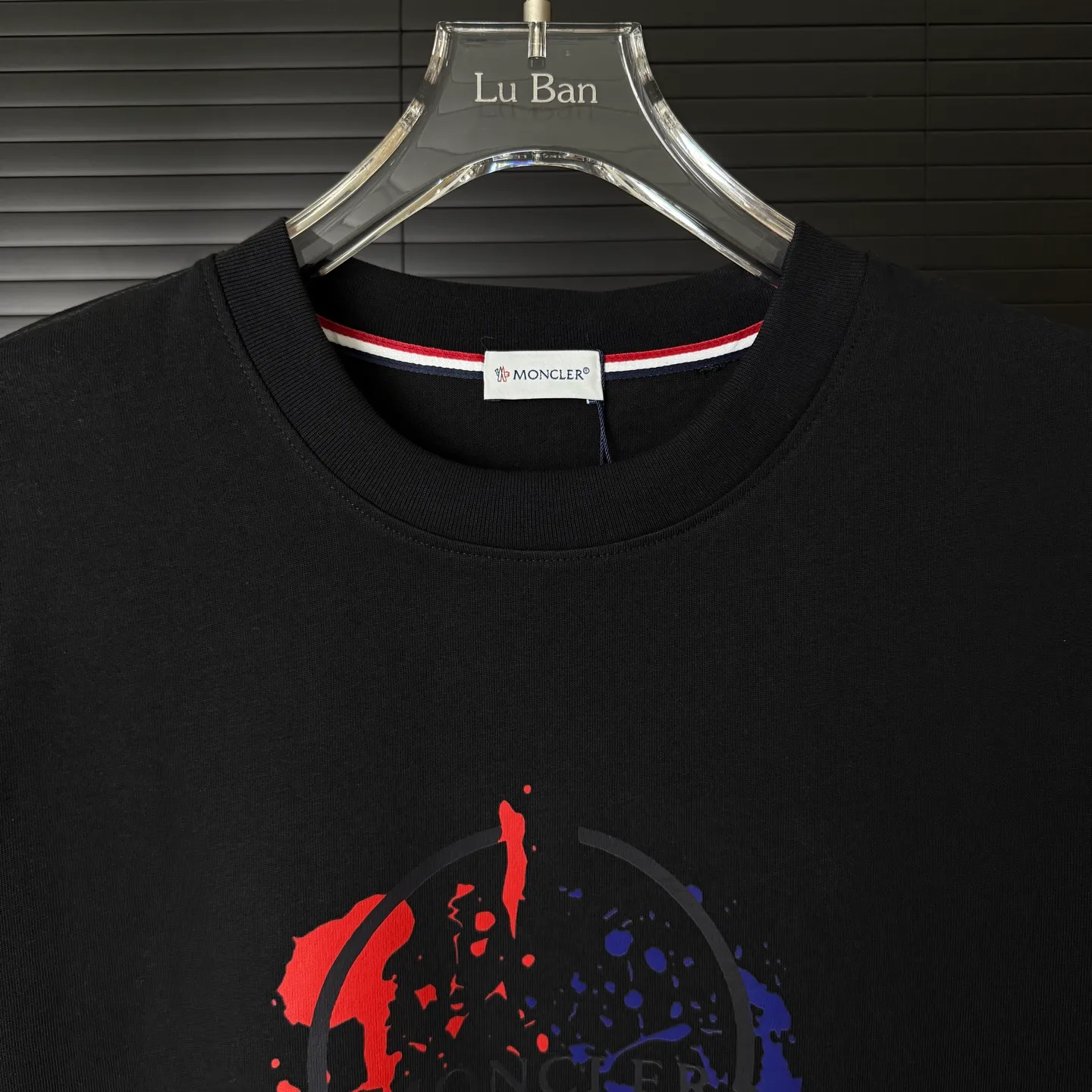 P170 A241 (Long-term replenishment, next day arrival) MONCLER/mask color block splash ink graffiti letter LOGO round neck short-sleeved T-shirt exclusive first launch high-definition The fabric is made of 300 grams of heavyweight pure cotton, customized with 32 counts of double thread, and washed twice for ready-to-wear. The fabric is comfortable and skin-friendly. It is custom-dyed fabric with high textile density and good drape. It is not easy to deform or shrink. The thick texture and compact spinning process will not affect the breathability of the fabric. The color saturation is very high. Imported Tajima embroidery technology has a good upper body effect. It is a versatile and good-looking short sleeve. The loose version covers the flesh and makes you slim. Size: S~XL Color: white black