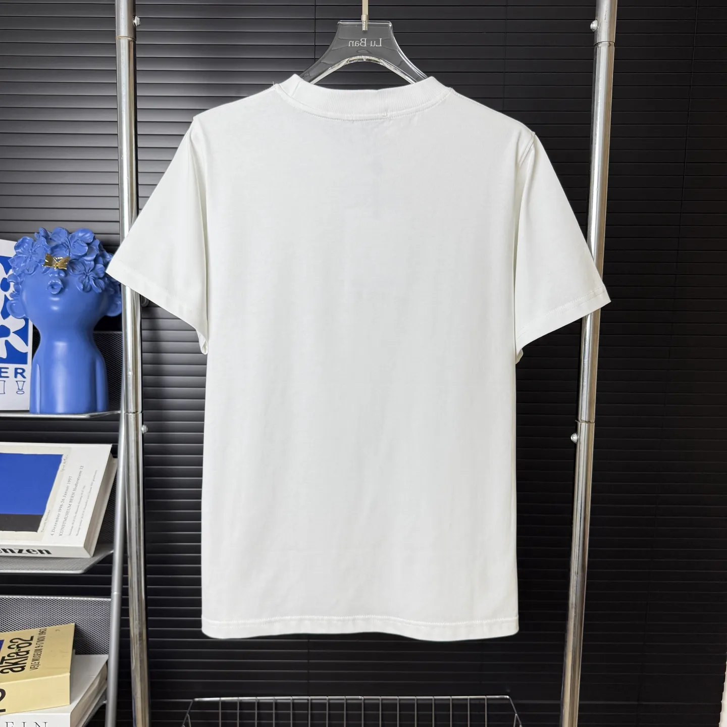 P170 A240 (Long-term replenishment, next day arrival) MONCLER/mask color block splash ink graffiti letter LOGO round neck short-sleeved T-shirt exclusive first launch high-definition The fabric is made of 300 grams of heavyweight pure cotton, customized with 32 counts of double thread, and washed twice for ready-to-wear. The fabric is comfortable and skin-friendly. It is custom-dyed fabric with high textile density and good drape. It is not easy to deform or shrink. The thick texture and compact spinning process will not affect the breathability of the fabric. The color saturation is very high. Imported Tajima embroidery technology has a good upper body effect. It is a versatile and good-looking short sleeve. The loose version covers the flesh and makes you slim. Size: S~XL Color: white black