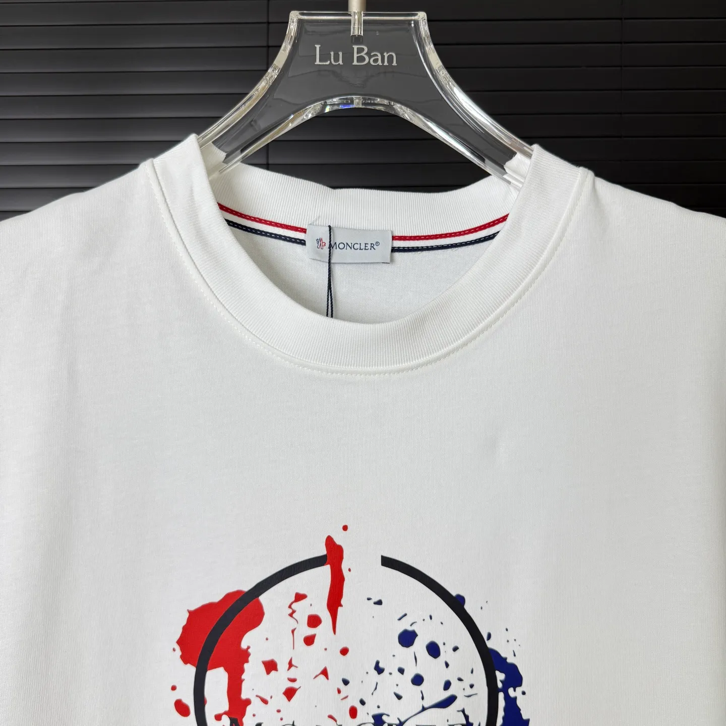 P170 A240 (Long-term replenishment, next day arrival) MONCLER/mask color block splash ink graffiti letter LOGO round neck short-sleeved T-shirt exclusive first launch high-definition The fabric is made of 300 grams of heavyweight pure cotton, customized with 32 counts of double thread, and washed twice for ready-to-wear. The fabric is comfortable and skin-friendly. It is custom-dyed fabric with high textile density and good drape. It is not easy to deform or shrink. The thick texture and compact spinning process will not affect the breathability of the fabric. The color saturation is very high. Imported Tajima embroidery technology has a good upper body effect. It is a versatile and good-looking short sleeve. The loose version covers the flesh and makes you slim. Size: S~XL Color: white black