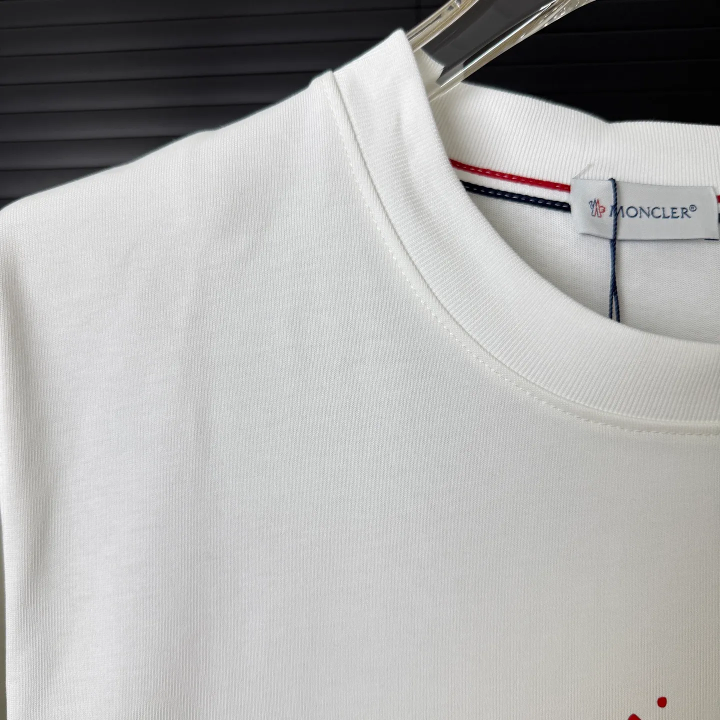 P170 A240 (Long-term replenishment, next day arrival) MONCLER/mask color block splash ink graffiti letter LOGO round neck short-sleeved T-shirt exclusive first launch high-definition The fabric is made of 300 grams of heavyweight pure cotton, customized with 32 counts of double thread, and washed twice for ready-to-wear. The fabric is comfortable and skin-friendly. It is custom-dyed fabric with high textile density and good drape. It is not easy to deform or shrink. The thick texture and compact spinning process will not affect the breathability of the fabric. The color saturation is very high. Imported Tajima embroidery technology has a good upper body effect. It is a versatile and good-looking short sleeve. The loose version covers the flesh and makes you slim. Size: S~XL Color: white black