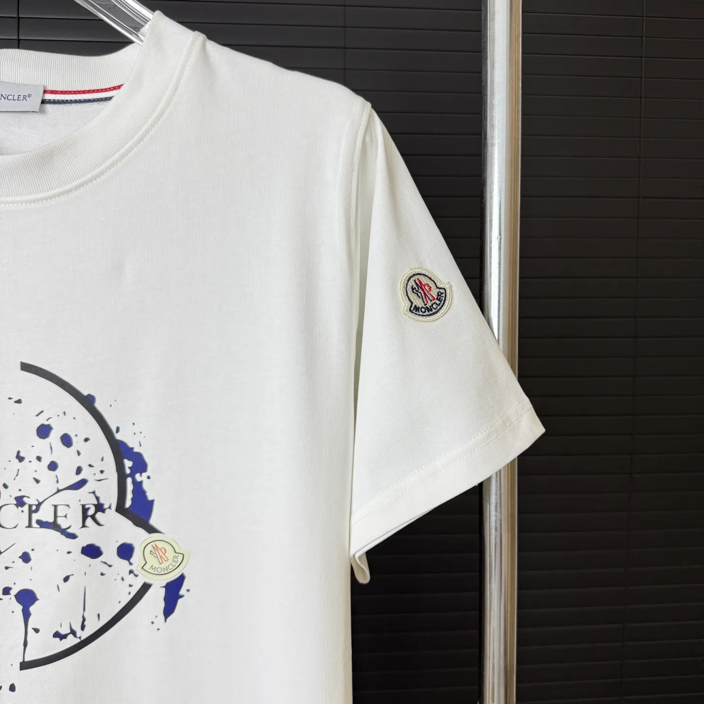 P170 A240 (Long-term replenishment, next day arrival) MONCLER/mask color block splash ink graffiti letter LOGO round neck short-sleeved T-shirt exclusive first launch high-definition The fabric is made of 300 grams of heavyweight pure cotton, customized with 32 counts of double thread, and washed twice for ready-to-wear. The fabric is comfortable and skin-friendly. It is custom-dyed fabric with high textile density and good drape. It is not easy to deform or shrink. The thick texture and compact spinning process will not affect the breathability of the fabric. The color saturation is very high. Imported Tajima embroidery technology has a good upper body effect. It is a versatile and good-looking short sleeve. The loose version covers the flesh and makes you slim. Size: S~XL Color: white black