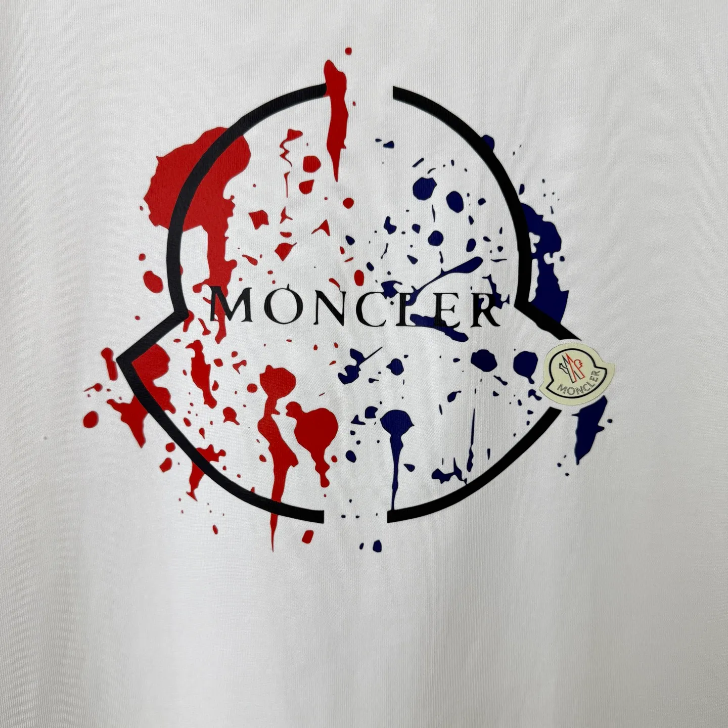 P170 A240 (Long-term replenishment, next day arrival) MONCLER/mask color block splash ink graffiti letter LOGO round neck short-sleeved T-shirt exclusive first launch high-definition The fabric is made of 300 grams of heavyweight pure cotton, customized with 32 counts of double thread, and washed twice for ready-to-wear. The fabric is comfortable and skin-friendly. It is custom-dyed fabric with high textile density and good drape. It is not easy to deform or shrink. The thick texture and compact spinning process will not affect the breathability of the fabric. The color saturation is very high. Imported Tajima embroidery technology has a good upper body effect. It is a versatile and good-looking short sleeve. The loose version covers the flesh and makes you slim. Size: S~XL Color: white black