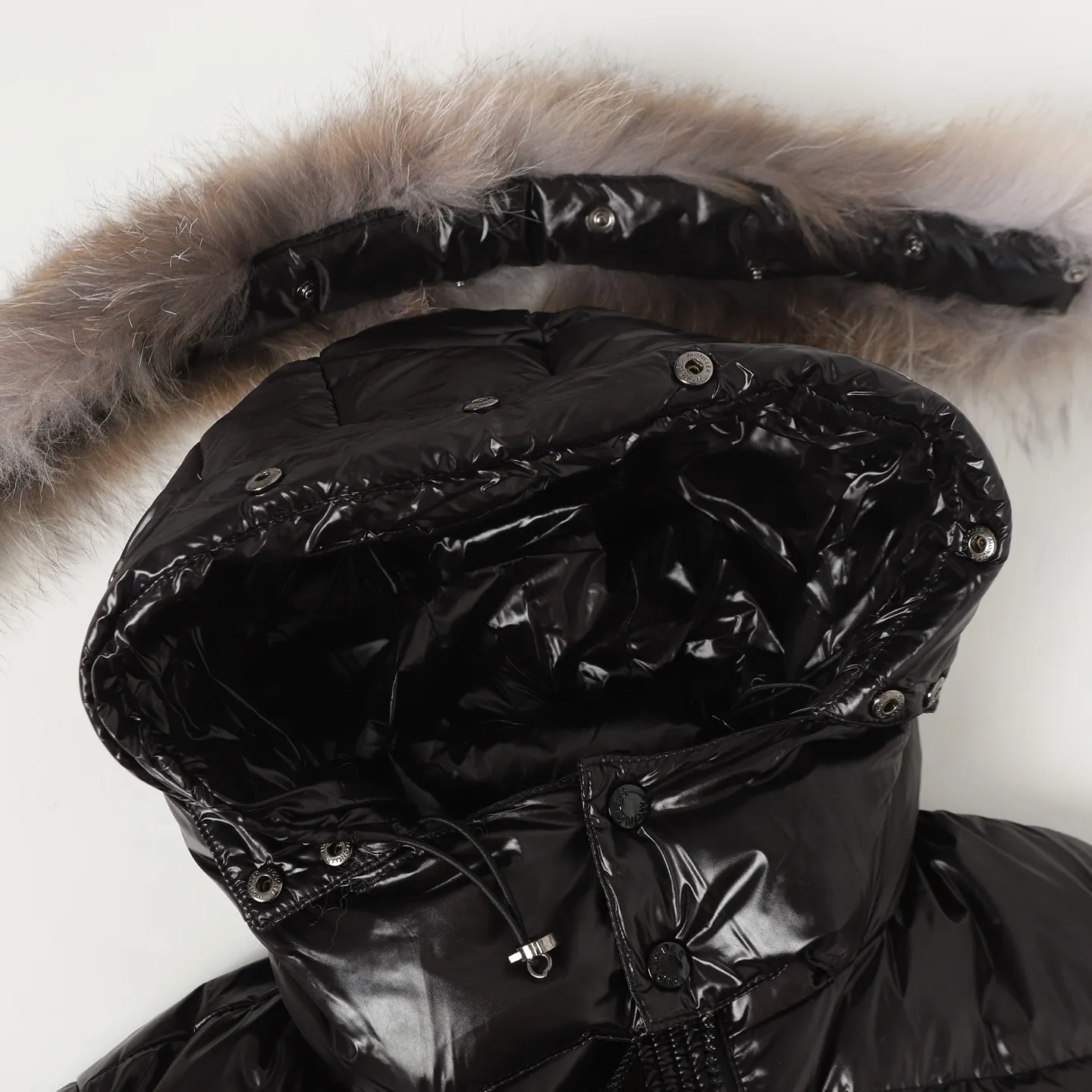 P1160 Moncler/Moncler Autumn and Winter Classic Fudson Extra Long Hooded Down Jacket Customized imported fox fur big fur collar! All details of the development of hardware accessories are fully handled! The elastic waist buckle cinches the waist and creates a perfect fit for the upper body. The effect is great! On snowy days ❄️A must-have for travel to keep warm and avoid bulking up! Versatile, fashionable and handsome! The original matte memory silk fabric has a crisp and stylish texture. The upper body is so beautiful that it has no friends. Size: 1/2/3/4