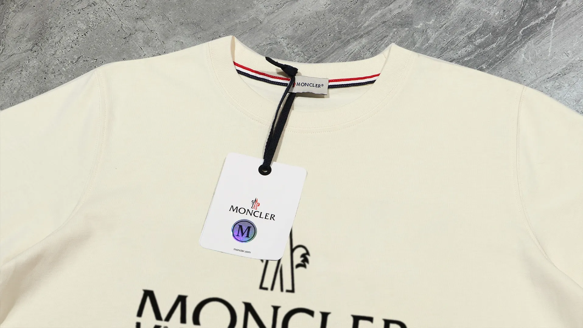 P210 High-version sweatshirt) [Long-term stock] 〖𝐌𝐎𝐍𝐂𝐋𝐄𝐑~Mask〗 Made of 440g heavy-weight fabric. It is different from the market currency. It can be matched with any variety and is properly handsome. 😎The whole dress is made of double waistcoats. The double waistcoats make the whole dress more three-dimensional. Not ordinary factories can do such fine work. 2025 Spring runway version of the T stage, on sale at the counter, round neck terry sweatshirt, high-end double-strand pure cotton, custom-made stretch ribs, dyed in the same vat, complete with three standards, matched with exquisite embroidered LOGO on the chest, simple and advanced, same style for men and women. Color: black, apricot, white, size: S M L XL 2XL