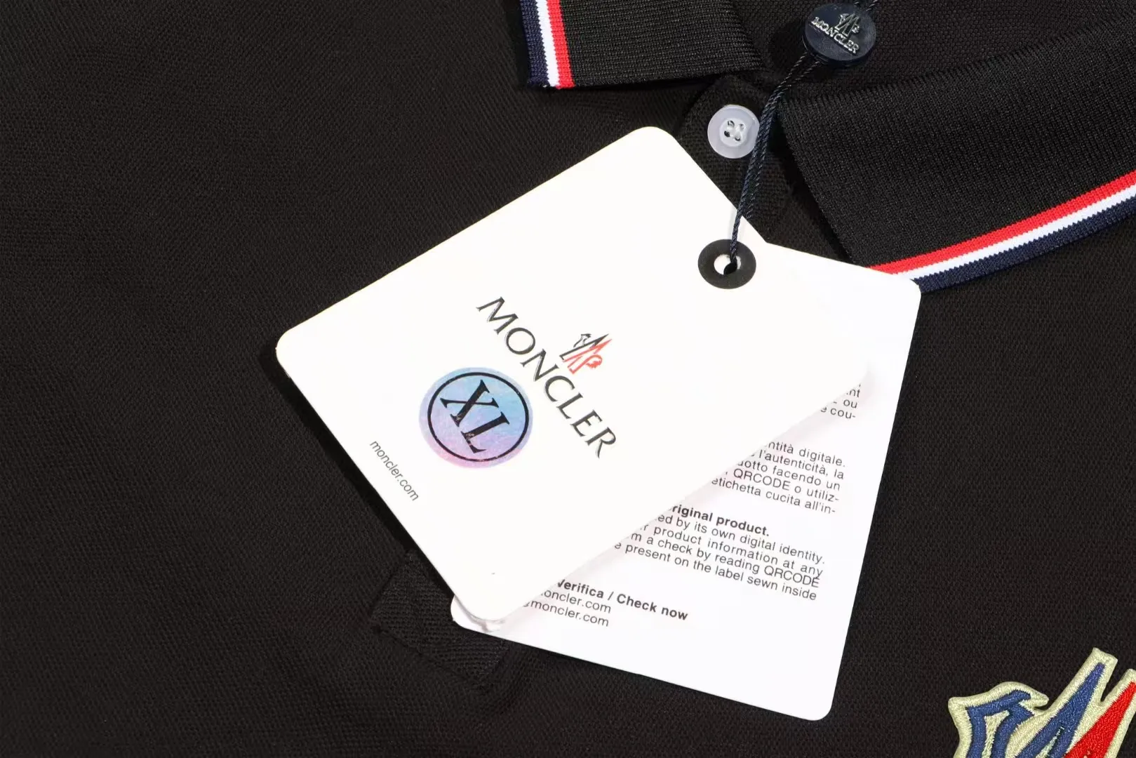 P200 New in stock】𝐌𝐎𝐍𝐂𝐋𝐄𝐑~Mengkou #2024 Early spring new high-quality lapel long-sleeved POLO shirt, counter-customized fabrics with high breathability and comfort, impeccable details, the brand's simple element design concept, reflecting high quality. It feels delicate and soft! It presents a casual cut and the upper body shape is great! The chest is filled with three-dimensional embroidery of the brand LOGO to highlight quality and luxury. Color: black, white Size: M~L~XL~2XL~3XL