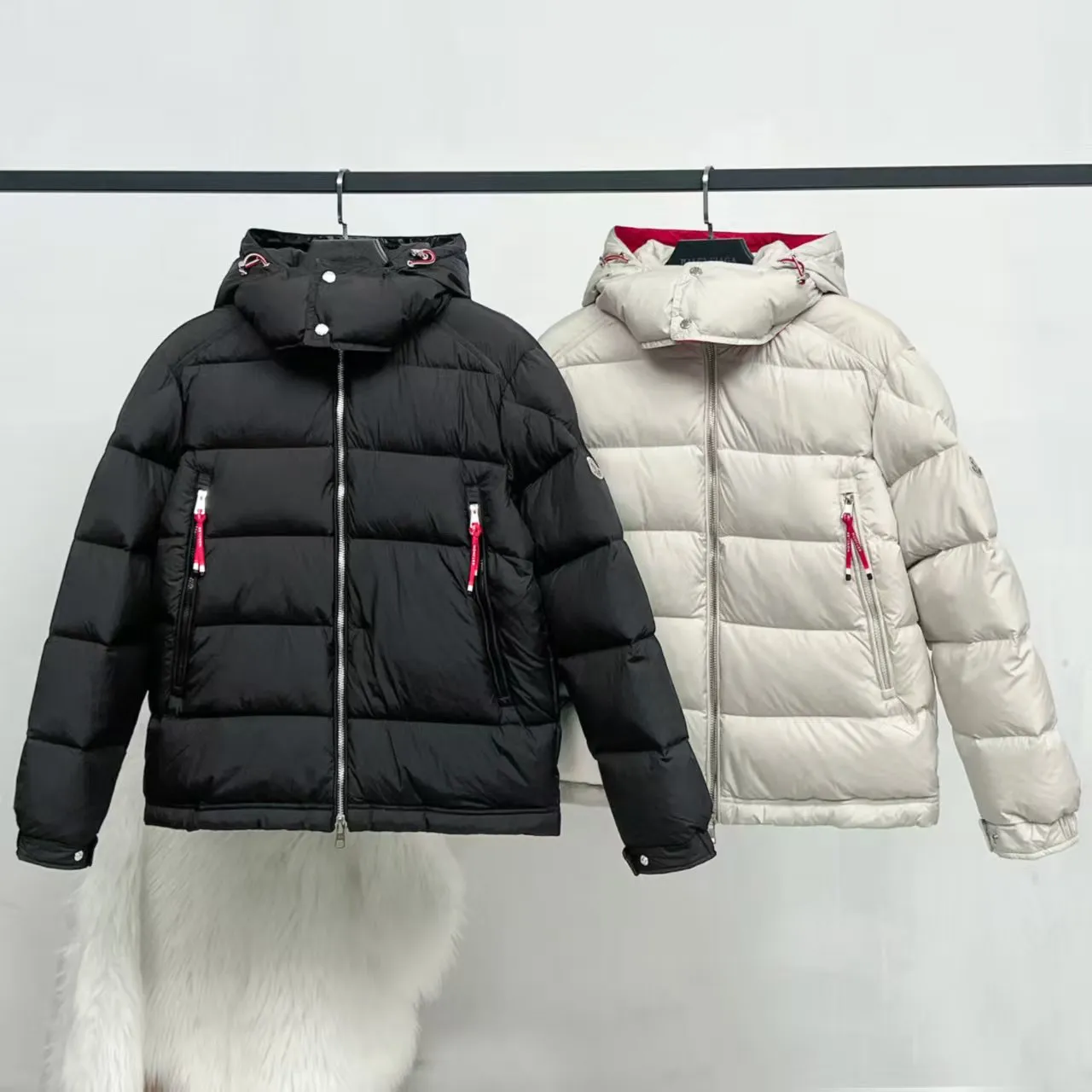 P840 top version] Large goods hanging photo Moncler masked down jacket in off-white (hat with red splicing design) and black styles, both have a detachable hood design. The red elements in details such as zippers and pockets add a sense of design to the overall shape. It is in line with the brand's style characteristics of focusing on both functionality and fashion. It is suitable for wearing in cold weather and has both warmth and trendy attributes. It has achieved a series of misunderstandings such as the original NFC inductive anti-counterfeiting chip, the national standard 95% pure white duck down, the exclusive use of top-grade down on the market, and never fake goose down. Perfect filling using direct velvet filling technology, the fluffy texture is very good. The lightness, warmth and cold protection ability are improved to the maximum. The original processing factory produces electroplated hardware, all customized by the original factory, and not all types of replicas on the market. Style number: 5607# Color: black. Off-white Code number: 1.2.3.4.5