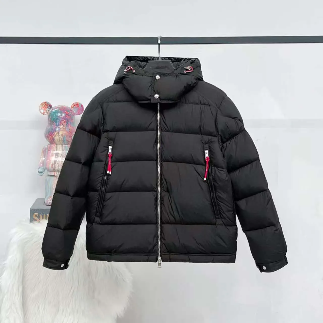 P840 top version] Large goods hanging photo Moncler masked down jacket in off-white (hat with red splicing design) and black styles, both have a detachable hood design. The red elements in details such as zippers and pockets add a sense of design to the overall shape. It is in line with the brand's style characteristics of focusing on both functionality and fashion. It is suitable for wearing in cold weather and has both warmth and trendy attributes. It has achieved a series of misunderstandings such as the original NFC inductive anti-counterfeiting chip, the national standard 95% pure white duck down, the exclusive use of top-grade down on the market, and never fake goose down. Perfect filling using direct velvet filling technology, the fluffy texture is very good. The lightness, warmth and cold protection ability are improved to the maximum. The original processing factory produces electroplated hardware, all customized by the original factory, and not all types of replicas on the market. Style number: 5607# Color: black. Off-white Code number: 1.2.3.4.5