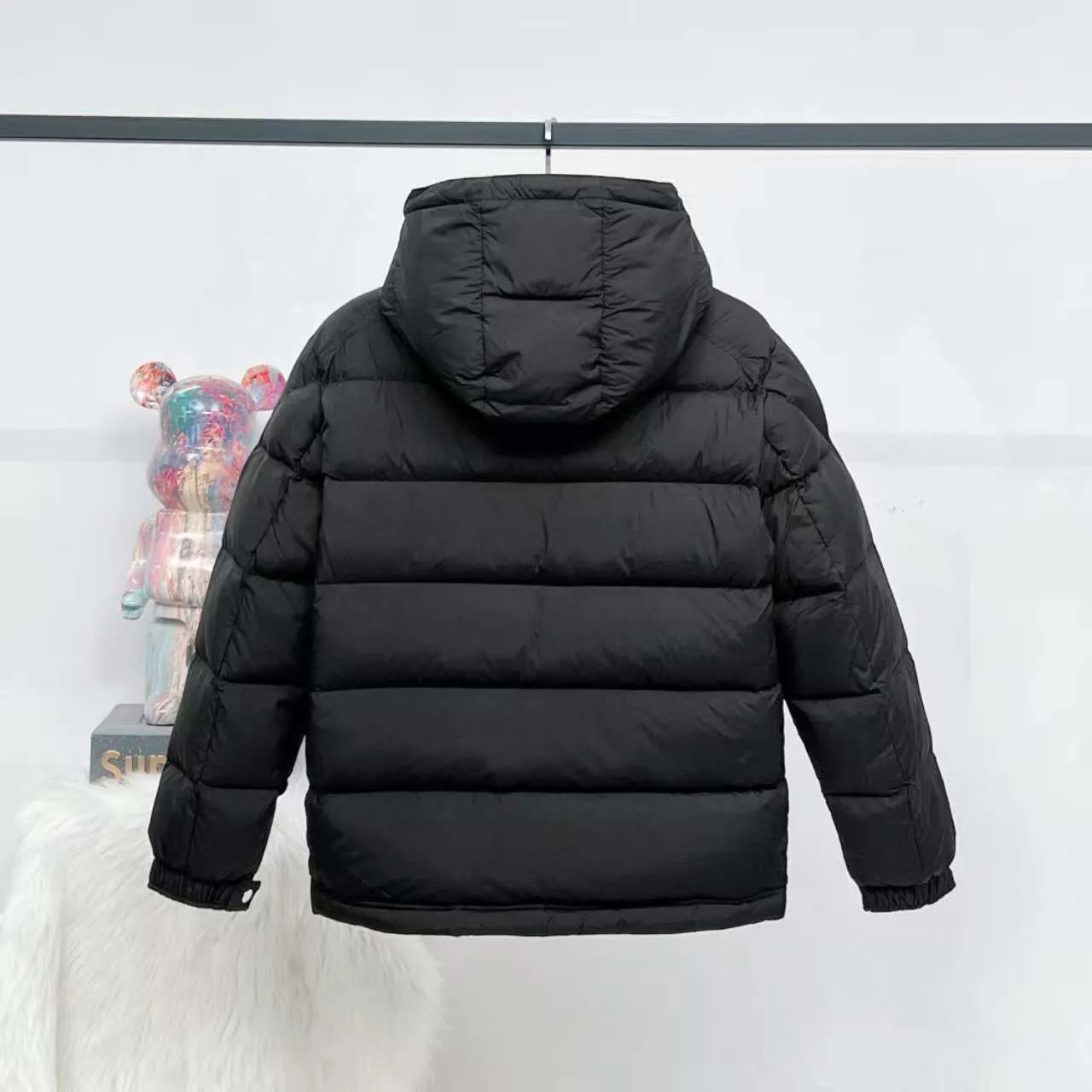P840 top version] Large goods hanging photo Moncler masked down jacket in off-white (hat with red splicing design) and black styles, both have a detachable hood design. The red elements in details such as zippers and pockets add a sense of design to the overall shape. It is in line with the brand's style characteristics of focusing on both functionality and fashion. It is suitable for wearing in cold weather and has both warmth and trendy attributes. It has achieved a series of misunderstandings such as the original NFC inductive anti-counterfeiting chip, the national standard 95% pure white duck down, the exclusive use of top-grade down on the market, and never fake goose down. Perfect filling using direct velvet filling technology, the fluffy texture is very good. The lightness, warmth and cold protection ability are improved to the maximum. The original processing factory produces electroplated hardware, all customized by the original factory, and not all types of replicas on the market. Style number: 5607# Color: black. Off-white Code number: 1.2.3.4.5