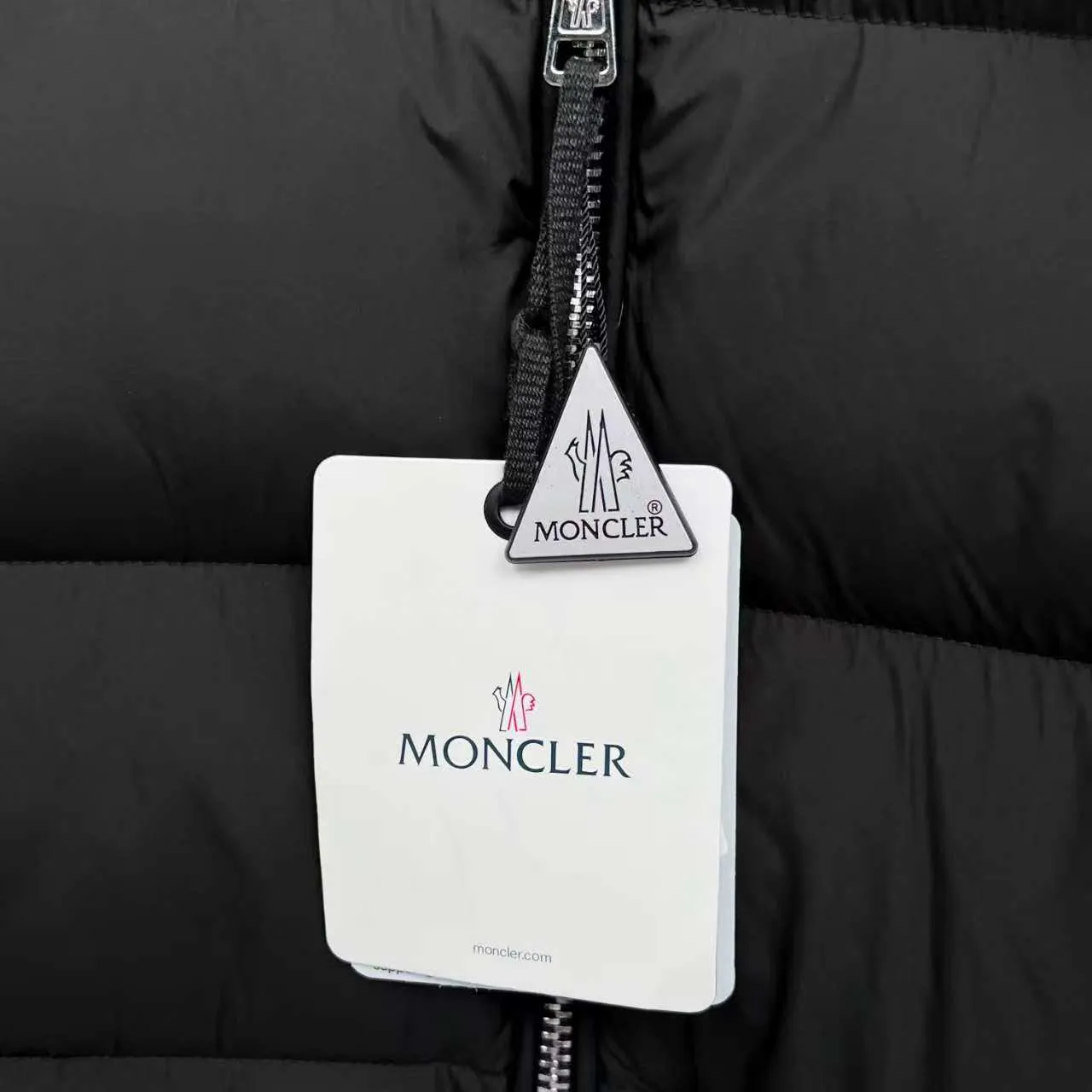 P840 top version] Large goods hanging photo Moncler masked down jacket in off-white (hat with red splicing design) and black styles, both have a detachable hood design. The red elements in details such as zippers and pockets add a sense of design to the overall shape. It is in line with the brand's style characteristics of focusing on both functionality and fashion. It is suitable for wearing in cold weather and has both warmth and trendy attributes. It has achieved a series of misunderstandings such as the original NFC inductive anti-counterfeiting chip, the national standard 95% pure white duck down, the exclusive use of top-grade down on the market, and never fake goose down. Perfect filling using direct velvet filling technology, the fluffy texture is very good. The lightness, warmth and cold protection ability are improved to the maximum. The original processing factory produces electroplated hardware, all customized by the original factory, and not all types of replicas on the market. Style number: 5607# Color: black. Off-white Code number: 1.2.3.4.5