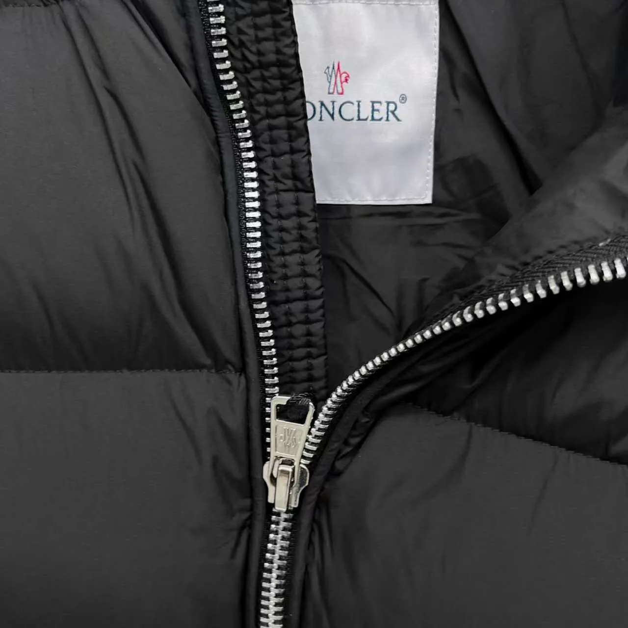 P840 top version] Large goods hanging photo Moncler masked down jacket in off-white (hat with red splicing design) and black styles, both have a detachable hood design. The red elements in details such as zippers and pockets add a sense of design to the overall shape. It is in line with the brand's style characteristics of focusing on both functionality and fashion. It is suitable for wearing in cold weather and has both warmth and trendy attributes. It has achieved a series of misunderstandings such as the original NFC inductive anti-counterfeiting chip, the national standard 95% pure white duck down, the exclusive use of top-grade down on the market, and never fake goose down. Perfect filling using direct velvet filling technology, the fluffy texture is very good. The lightness, warmth and cold protection ability are improved to the maximum. The original processing factory produces electroplated hardware, all customized by the original factory, and not all types of replicas on the market. Style number: 5607# Color: black. Off-white Code number: 1.2.3.4.5