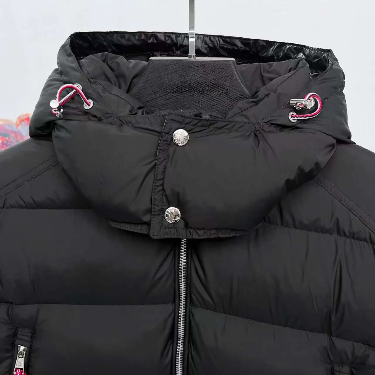 P840 top version] Large goods hanging photo Moncler masked down jacket in off-white (hat with red splicing design) and black styles, both have a detachable hood design. The red elements in details such as zippers and pockets add a sense of design to the overall shape. It is in line with the brand's style characteristics of focusing on both functionality and fashion. It is suitable for wearing in cold weather and has both warmth and trendy attributes. It has achieved a series of misunderstandings such as the original NFC inductive anti-counterfeiting chip, the national standard 95% pure white duck down, the exclusive use of top-grade down on the market, and never fake goose down. Perfect filling using direct velvet filling technology, the fluffy texture is very good. The lightness, warmth and cold protection ability are improved to the maximum. The original processing factory produces electroplated hardware, all customized by the original factory, and not all types of replicas on the market. Style number: 5607# Color: black. Off-white Code number: 1.2.3.4.5