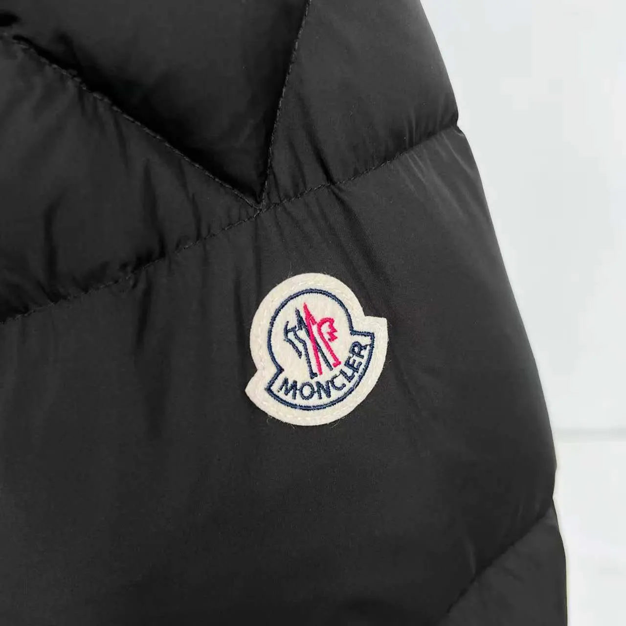 P840 top version] Large goods hanging photo Moncler masked down jacket in off-white (hat with red splicing design) and black styles, both have a detachable hood design. The red elements in details such as zippers and pockets add a sense of design to the overall shape. It is in line with the brand's style characteristics of focusing on both functionality and fashion. It is suitable for wearing in cold weather and has both warmth and trendy attributes. It has achieved a series of misunderstandings such as the original NFC inductive anti-counterfeiting chip, the national standard 95% pure white duck down, the exclusive use of top-grade down on the market, and never fake goose down. Perfect filling using direct velvet filling technology, the fluffy texture is very good. The lightness, warmth and cold protection ability are improved to the maximum. The original processing factory produces electroplated hardware, all customized by the original factory, and not all types of replicas on the market. Style number: 5607# Color: black. Off-white Code number: 1.2.3.4.5