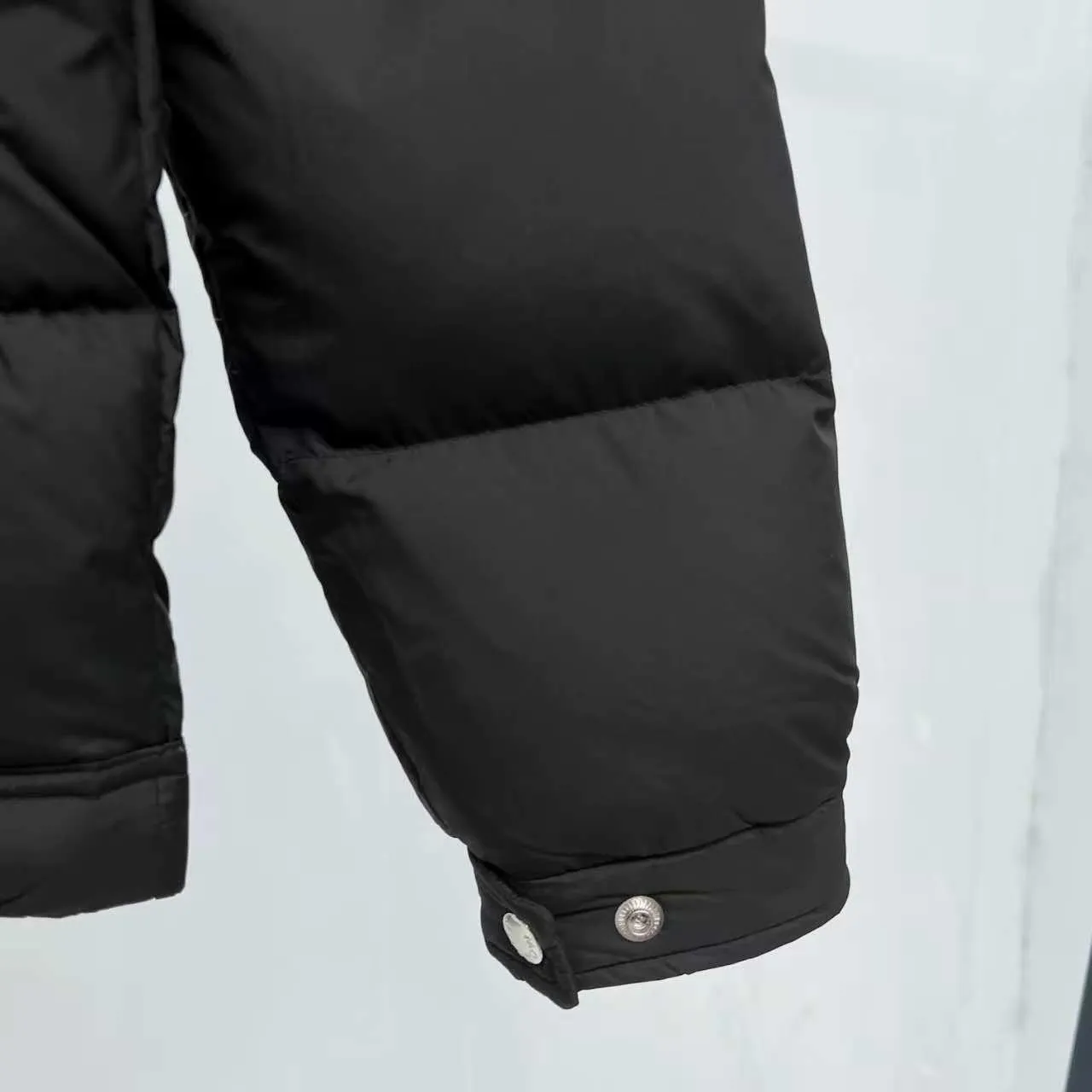 P840 top version] Large goods hanging photo Moncler masked down jacket in off-white (hat with red splicing design) and black styles, both have a detachable hood design. The red elements in details such as zippers and pockets add a sense of design to the overall shape. It is in line with the brand's style characteristics of focusing on both functionality and fashion. It is suitable for wearing in cold weather and has both warmth and trendy attributes. It has achieved a series of misunderstandings such as the original NFC inductive anti-counterfeiting chip, the national standard 95% pure white duck down, the exclusive use of top-grade down on the market, and never fake goose down. Perfect filling using direct velvet filling technology, the fluffy texture is very good. The lightness, warmth and cold protection ability are improved to the maximum. The original processing factory produces electroplated hardware, all customized by the original factory, and not all types of replicas on the market. Style number: 5607# Color: black. Off-white Code number: 1.2.3.4.5