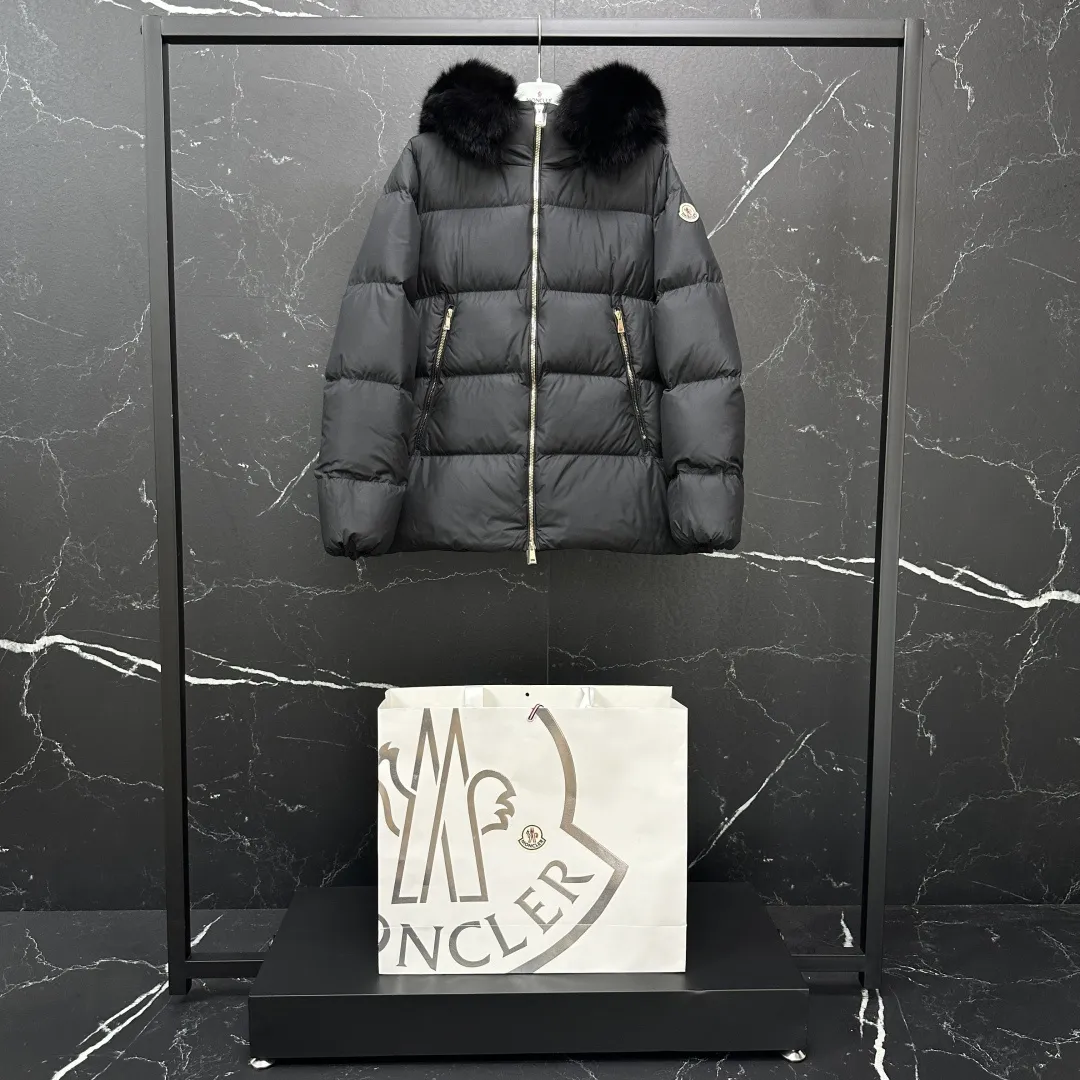 P960 𝐌𝐎𝐍𝐂𝐋𝐄𝐑｜Moncler Laichefur women's hooded short A-line mc09#/mid-length down jacket Product color: black, milk white Size: 1, 2, 3, 4 Style code: K20931A0023854AQE051 Description: Classic and elegant, the Laichefur women's short down jacket features a hood with removable trim.  Product Details The Laichefur Down Jacket is designed to be both feminine and practical for all-day wear. Features a hood in brushed polyester with an elegant matte finish. The hood has removable trim to provide warmth and protection in different environments.  Details •Made from brushed polyester •Longue saison lining •Down filling •Hood with removable trim •Zip closure •Zip pockets