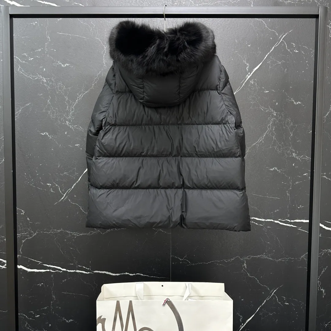 P960 𝐌𝐎𝐍𝐂𝐋𝐄𝐑｜Moncler Laichefur women's hooded short A-line mc09#/mid-length down jacket Product color: black, milk white Size: 1, 2, 3, 4 Style code: K20931A0023854AQE051 Description: Classic and elegant, the Laichefur women's short down jacket features a hood with removable trim.  Product Details The Laichefur Down Jacket is designed to be both feminine and practical for all-day wear. Features a hood in brushed polyester with an elegant matte finish. The hood has removable trim to provide warmth and protection in different environments.  Details •Made from brushed polyester •Longue saison lining •Down filling •Hood with removable trim •Zip closure •Zip pockets