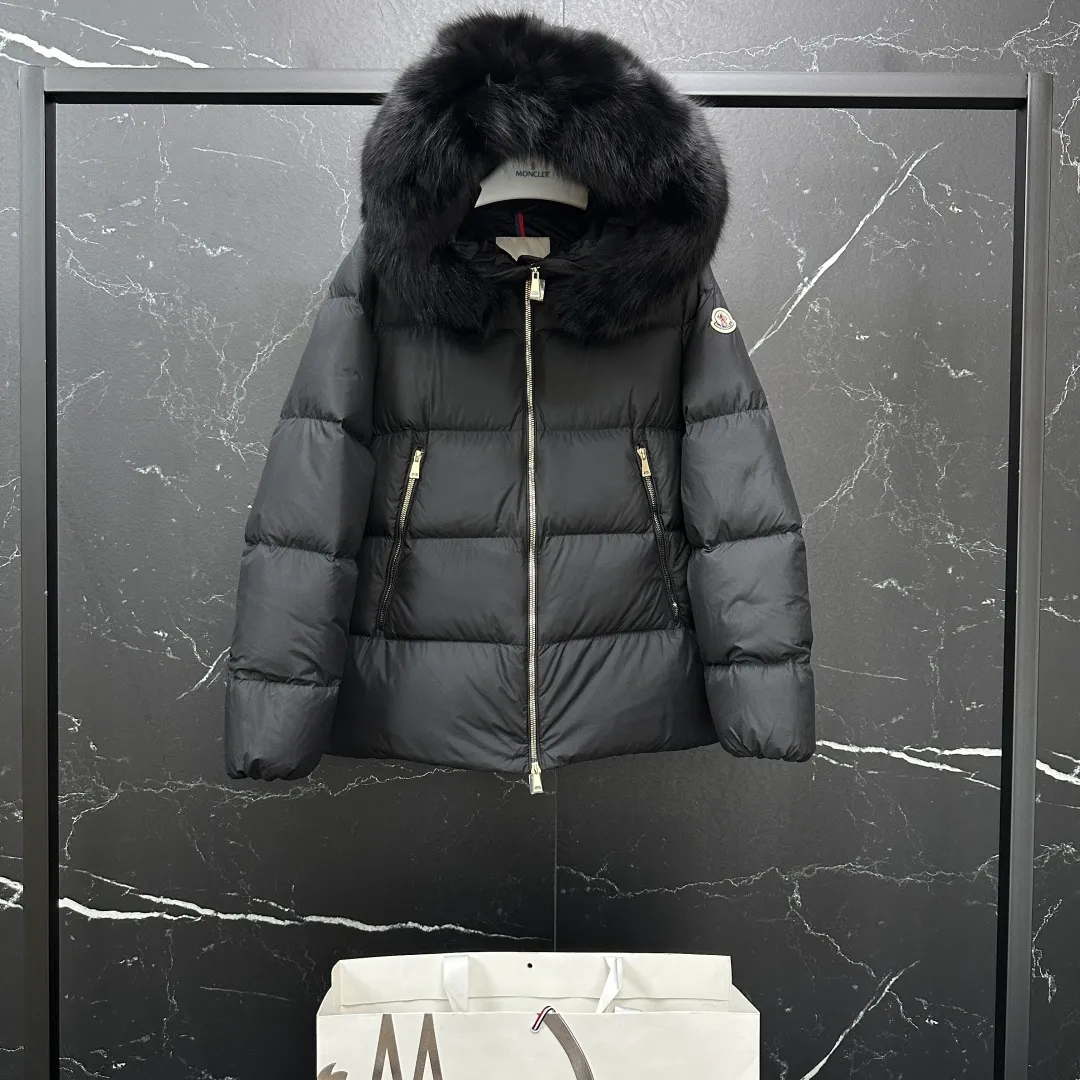 P960 𝐌𝐎𝐍𝐂𝐋𝐄𝐑｜Moncler Laichefur women's hooded short A-line mc09#/mid-length down jacket Product color: black, milk white Size: 1, 2, 3, 4 Style code: K20931A0023854AQE051 Description: Classic and elegant, the Laichefur women's short down jacket features a hood with removable trim.  Product Details The Laichefur Down Jacket is designed to be both feminine and practical for all-day wear. Features a hood in brushed polyester with an elegant matte finish. The hood has removable trim to provide warmth and protection in different environments.  Details •Made from brushed polyester •Longue saison lining •Down filling •Hood with removable trim •Zip closure •Zip pockets
