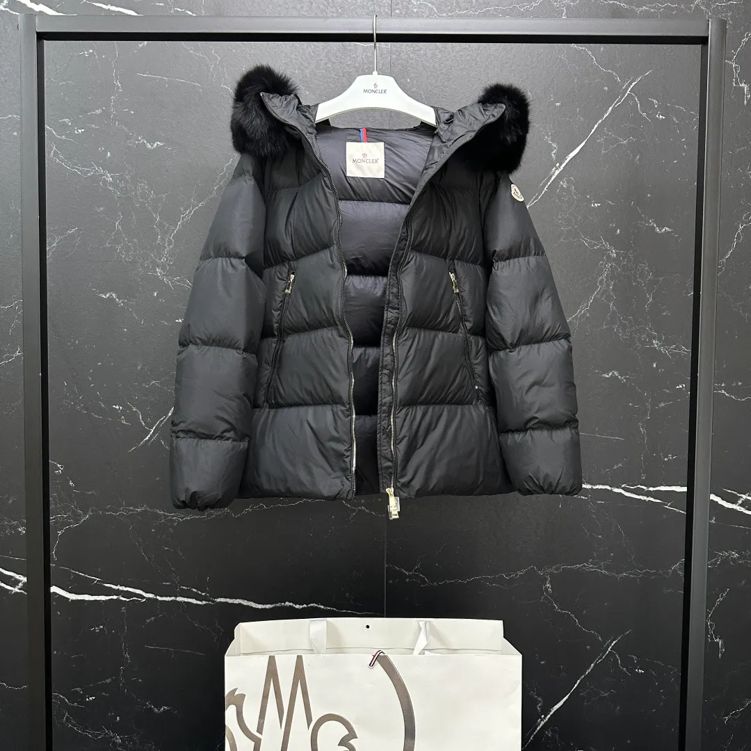 P960 𝐌𝐎𝐍𝐂𝐋𝐄𝐑｜Moncler Laichefur women's hooded short A-line mc09#/mid-length down jacket Product color: black, milk white Size: 1, 2, 3, 4 Style code: K20931A0023854AQE051 Description: Classic and elegant, the Laichefur women's short down jacket features a hood with removable trim.  Product Details The Laichefur Down Jacket is designed to be both feminine and practical for all-day wear. Features a hood in brushed polyester with an elegant matte finish. The hood has removable trim to provide warmth and protection in different environments.  Details •Made from brushed polyester •Longue saison lining •Down filling •Hood with removable trim •Zip closure •Zip pockets