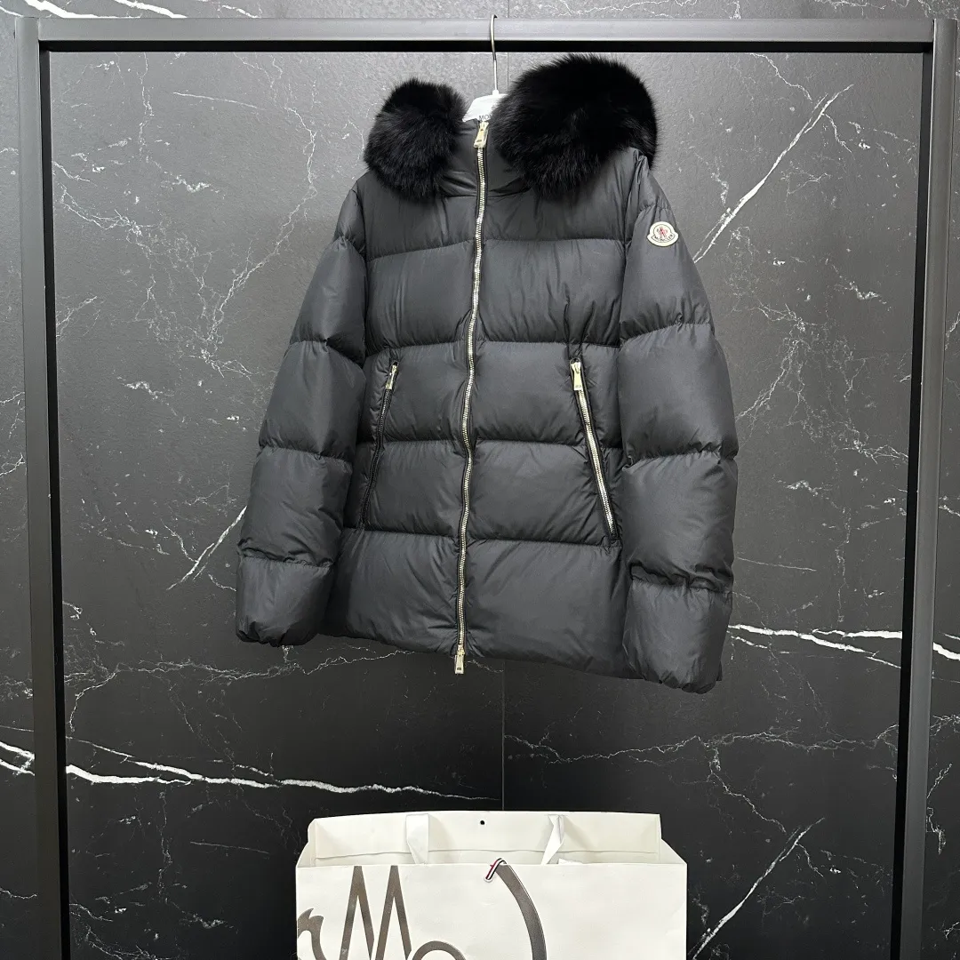P960 𝐌𝐎𝐍𝐂𝐋𝐄𝐑｜Moncler Laichefur women's hooded short A-line mc09#/mid-length down jacket Product color: black, milk white Size: 1, 2, 3, 4 Style code: K20931A0023854AQE051 Description: Classic and elegant, the Laichefur women's short down jacket features a hood with removable trim.  Product Details The Laichefur Down Jacket is designed to be both feminine and practical for all-day wear. Features a hood in brushed polyester with an elegant matte finish. The hood has removable trim to provide warmth and protection in different environments.  Details •Made from brushed polyester •Longue saison lining •Down filling •Hood with removable trim •Zip closure •Zip pockets