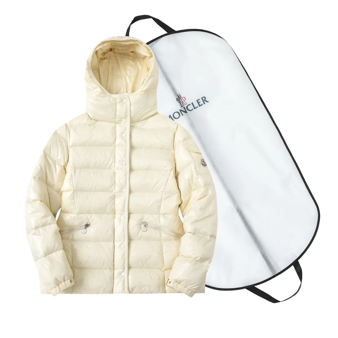P860 (with dust bag) Moncler/Mask Hooded Waist Women's Short Down Jacket. The down jacket has both feminine temperament and practical functions, reinterpreting the aesthetic style of the 1970s for modern women. The barante down jacket is made from lustrous nylon and is inspired by the 1970s. It adopts a waist design and presents an A-line silhouette, highlighting a feminine style. An adjustable hood and signature logo patch add finishing touches. Details · Made of lon laqué fabric · lon laqué lining · Filled with down · Adjustable hood · Zipper and snap closure · Suit pocket · Adjustable cuffs Color: black/beige/pink size:0/1/2/3