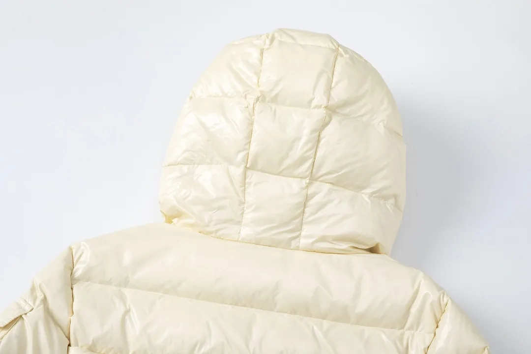 P860 (with dust bag) Moncler/Mask Hooded Waist Women's Short Down Jacket. The down jacket has both feminine temperament and practical functions, reinterpreting the aesthetic style of the 1970s for modern women. The barante down jacket is made from lustrous nylon and is inspired by the 1970s. It adopts a waist design and presents an A-line silhouette, highlighting a feminine style. An adjustable hood and signature logo patch add finishing touches. Details · Made of lon laqué fabric · lon laqué lining · Filled with down · Adjustable hood · Zipper and snap closure · Suit pocket · Adjustable cuffs Color: black/beige/pink size:0/1/2/3