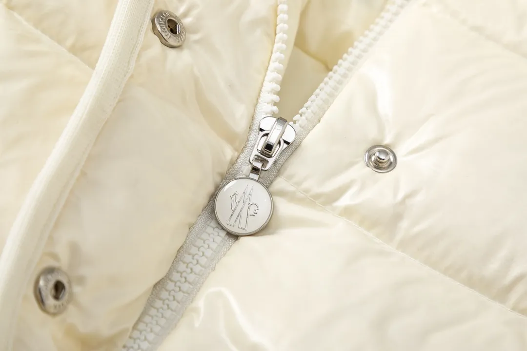 P860 (with dust bag) Moncler/Mask Hooded Waist Women's Short Down Jacket. The down jacket has both feminine temperament and practical functions, reinterpreting the aesthetic style of the 1970s for modern women. The barante down jacket is made from lustrous nylon and is inspired by the 1970s. It adopts a waist design and presents an A-line silhouette, highlighting a feminine style. An adjustable hood and signature logo patch add finishing touches. Details · Made of lon laqué fabric · lon laqué lining · Filled with down · Adjustable hood · Zipper and snap closure · Suit pocket · Adjustable cuffs Color: black/beige/pink size:0/1/2/3