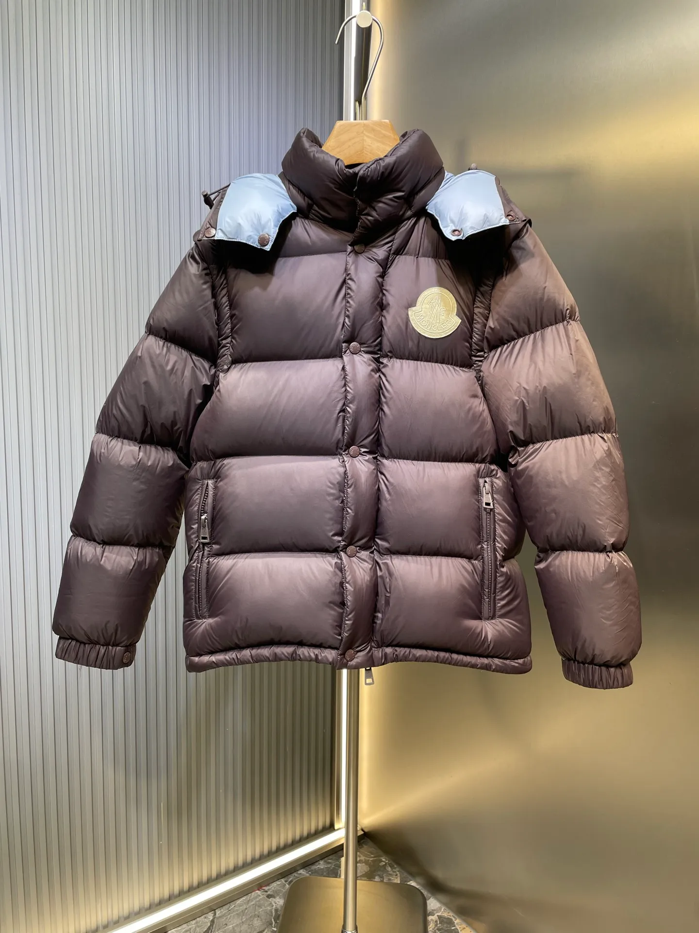 P1160 moncler 🌟Special grade 1940 autumn and winter new down jacket with detachable sleeves. Original customized hardware accessories are all imported and customized. Welcome to compare. Absolutely high quality. Made of top-grade 90 white duck down. Super soft. Filled with fluffy and full feathers. Super heavy-duty. Fabric workmanship and perfect pattern. Note that the fabric is super comfortable. Exclusive model. Non-market product. Same size for men and women. Size: 12345