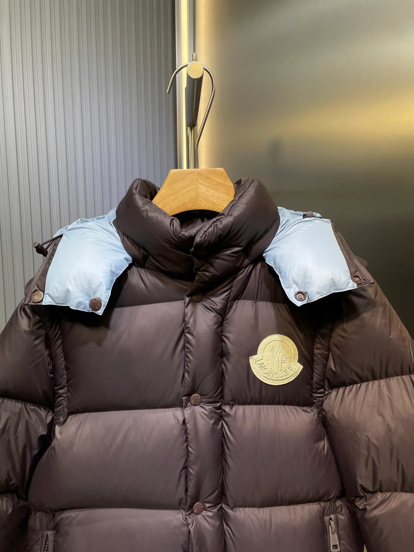 P1160 moncler 🌟Special grade 1940 autumn and winter new down jacket with detachable sleeves. Original customized hardware accessories are all imported and customized. Welcome to compare. Absolutely high quality. Made of top-grade 90 white duck down. Super soft. Filled with fluffy and full feathers. Super heavy-duty. Fabric workmanship and perfect pattern. Note that the fabric is super comfortable. Exclusive model. Non-market product. Same size for men and women. Size: 12345