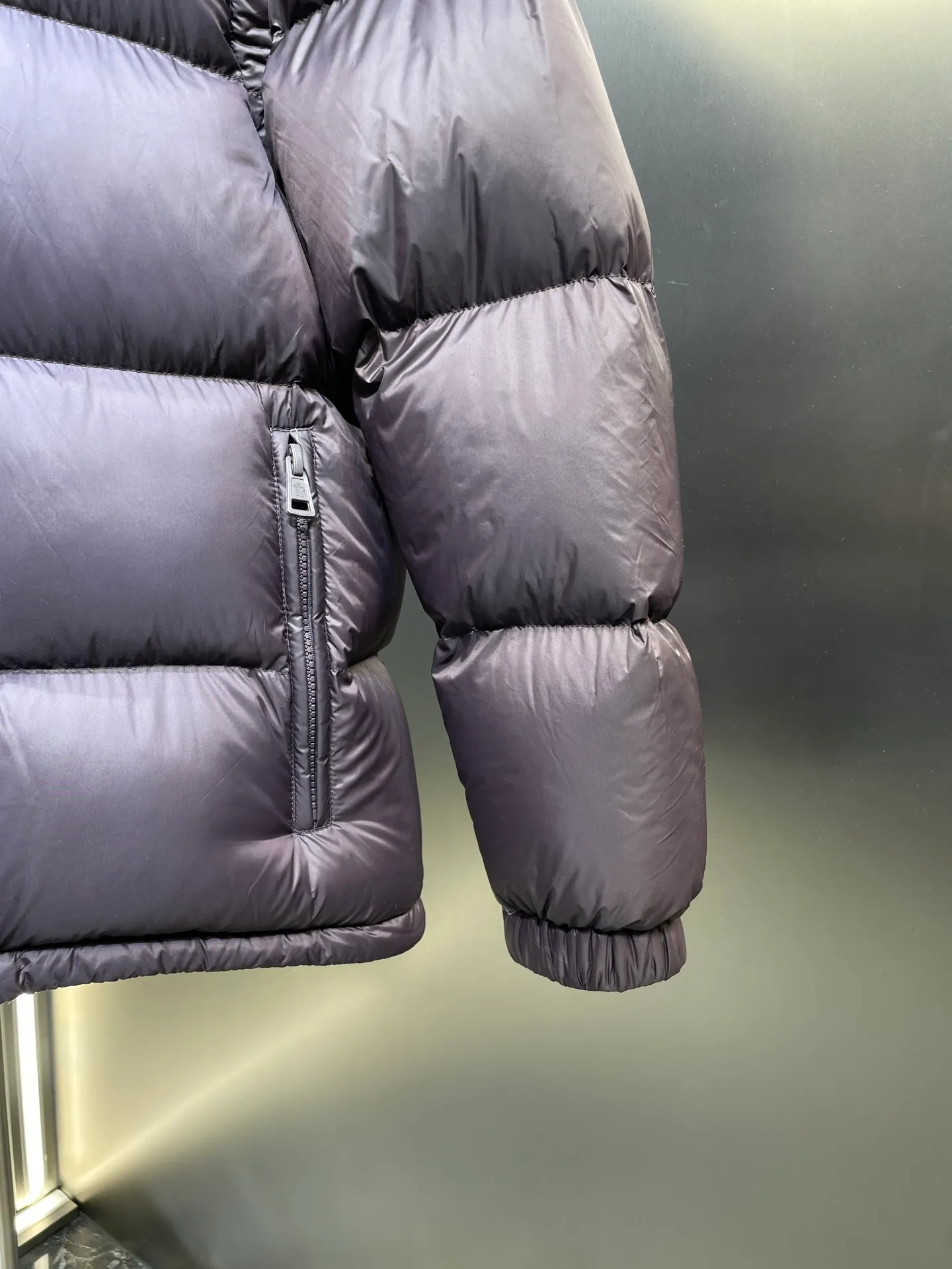 P1160 moncler 🌟Special grade 1940 autumn and winter new down jacket with detachable sleeves. Original customized hardware accessories are all imported and customized. Welcome to compare. Absolutely high quality. Made of top-grade 90 white duck down. Super soft. Filled with fluffy and full feathers. Super heavy-duty. Fabric workmanship and perfect pattern. Note that the fabric is super comfortable. Exclusive model. Non-market product. Same size for men and women. Size: 12345