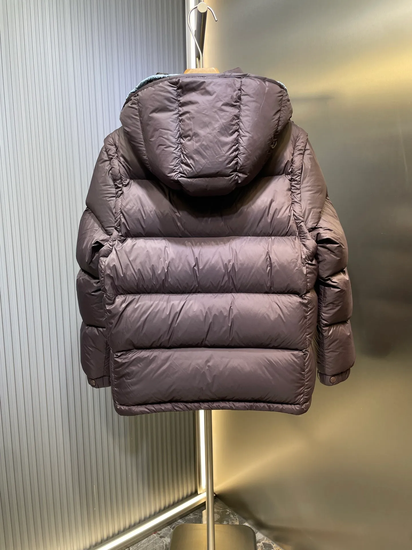P1160 moncler 🌟Special grade 1940 autumn and winter new down jacket with detachable sleeves. Original customized hardware accessories are all imported and customized. Welcome to compare. Absolutely high quality. Made of top-grade 90 white duck down. Super soft. Filled with fluffy and full feathers. Super heavy-duty. Fabric workmanship and perfect pattern. Note that the fabric is super comfortable. Exclusive model. Non-market product. Same size for men and women. Size: 12345