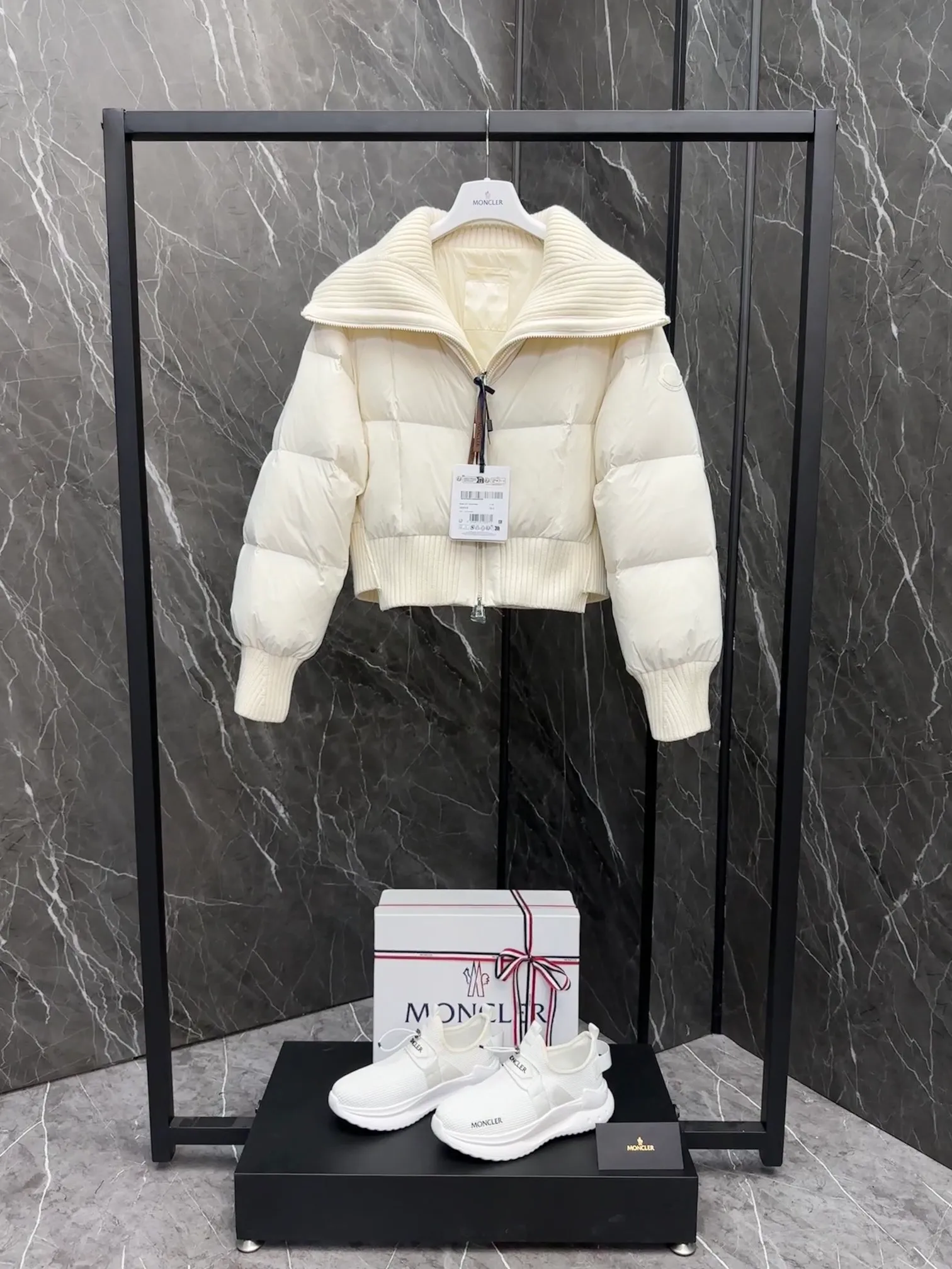 P840 special down ⬆️Moncler Jadeite/Moncler Jadeite 24-year new women's spliced fake two-piece short down jacket. Retro French style. Super white super white stemless goose down filling. The barcode model number is completely consistent with the official website. 2024 new hanging tag. The hanging tag has built-in NFC electronic induction anti-counterfeiting. Supports multiple anti-counterfeiting verification. The factory comes standard with a full set of counter gift box packaging🎁. Distinguish all low-end products. The Jadeite short down jacket is dynamic and elegant, and its fake two-piece stitching design highlights the French retro aesthetic style of Moncler women's style.  The Jadeite Down Jacket is made from nylon, a silky, functional fabric. Designed in a cropped silhouette, it features a rich wool-blend collar and a double closure for extra protection. Create a flattering silhouette for everyday wear.  Details •Made from slub wool •Longue saison lining •Down filling •Fully shaped half-ingot stitch •7 needles •Zipper closure •Front hidden pocket •Hand-embroidered logo Size : 1-4 Cream D9788056780