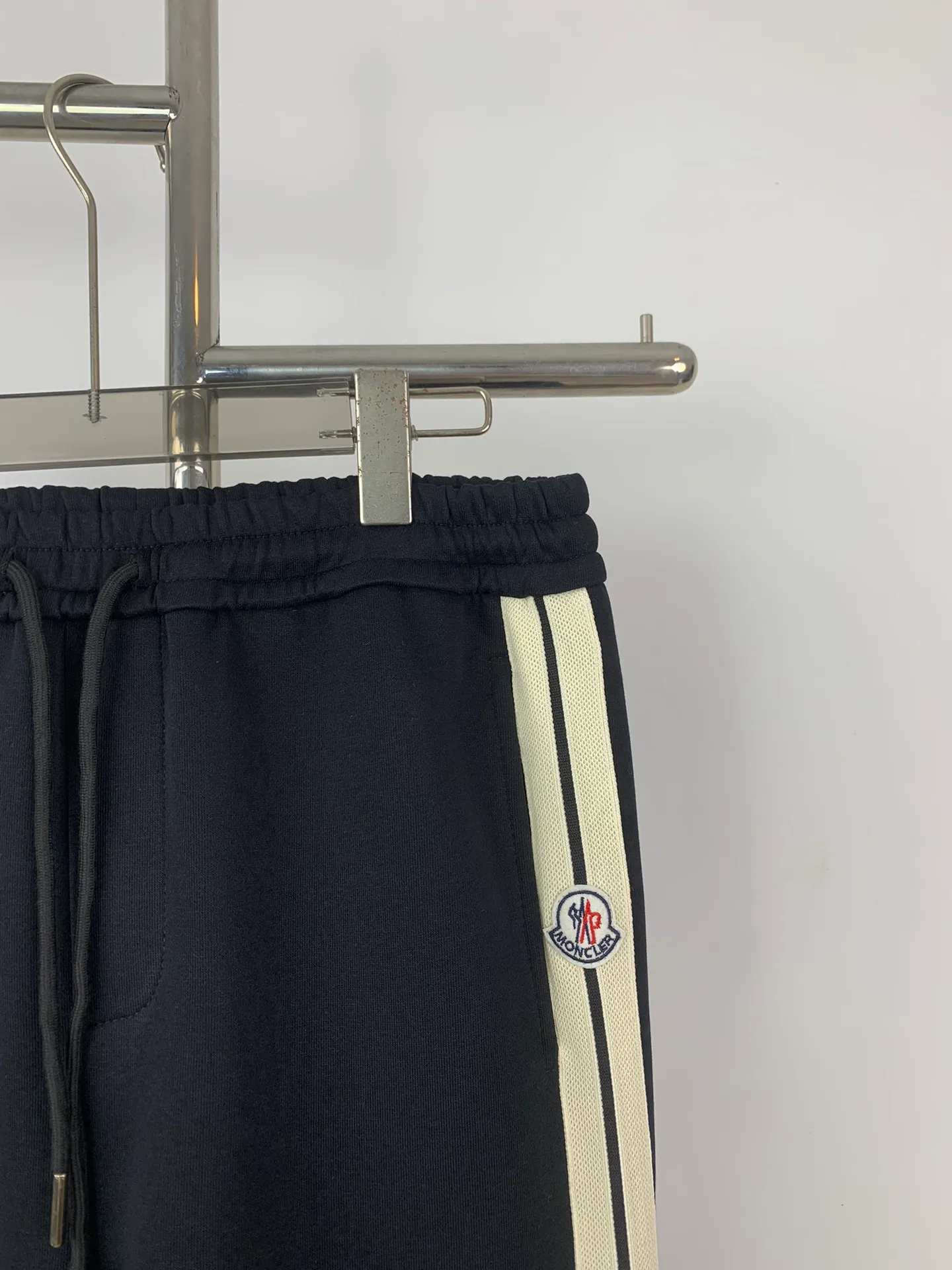 P210 Style No. C129 New hooded webbing with misaligned warp marks straight pants MONCLER official website ZP synchronized new sweatpants. The fabric is made of 450 grams of heavyweight double-ply double yarn composite fabric. Letters and small marks are misaligned with webbing. Sewing technology. Elastic drawstring waist design. Full of flexibility. Inner hemming and wrapping strips. High-end workmanship. Color: Black Size: S M L XL
