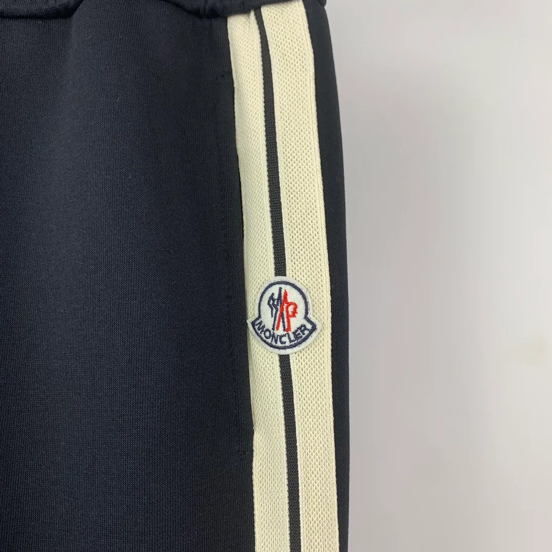 P210 Style No. C129 New hooded webbing with misaligned warp marks straight pants MONCLER official website ZP synchronized new sweatpants. The fabric is made of 450 grams of heavyweight double-ply double yarn composite fabric. Letters and small marks are misaligned with webbing. Sewing technology. Elastic drawstring waist design. Full of flexibility. Inner hemming and wrapping strips. High-end workmanship. Color: Black Size: S M L XL