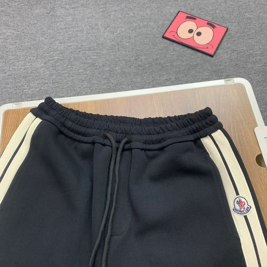 P210 Style No. C129 New hooded webbing with misaligned warp marks straight pants MONCLER official website ZP synchronized new sweatpants. The fabric is made of 450 grams of heavyweight double-ply double yarn composite fabric. Letters and small marks are misaligned with webbing. Sewing technology. Elastic drawstring waist design. Full of flexibility. Inner hemming and wrapping strips. High-end workmanship. Color: Black Size: S M L XL