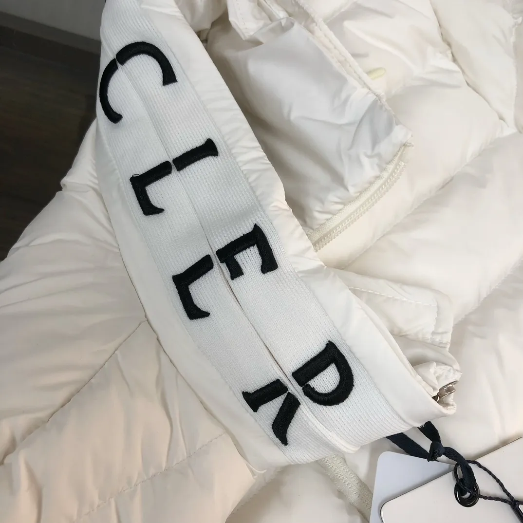 P820 ​​White real shot ✦ MONCLER Men's and Women's Unisex Stand Collar Down Jacket (hidden hood) is now on sale at the counter! New styles of down are available for autumn and winter 💥 New styles are emerging in an endless stream, with heavy embroidery of English letters on the collar, custom thread design on the cuffs, 90 white duck down, ultra-fine tailoring, and the accessories and hardware are also meticulous. We just want to bring good products to everyone 😎 Color: black white Size: 1-5 (M ~ 3XL)