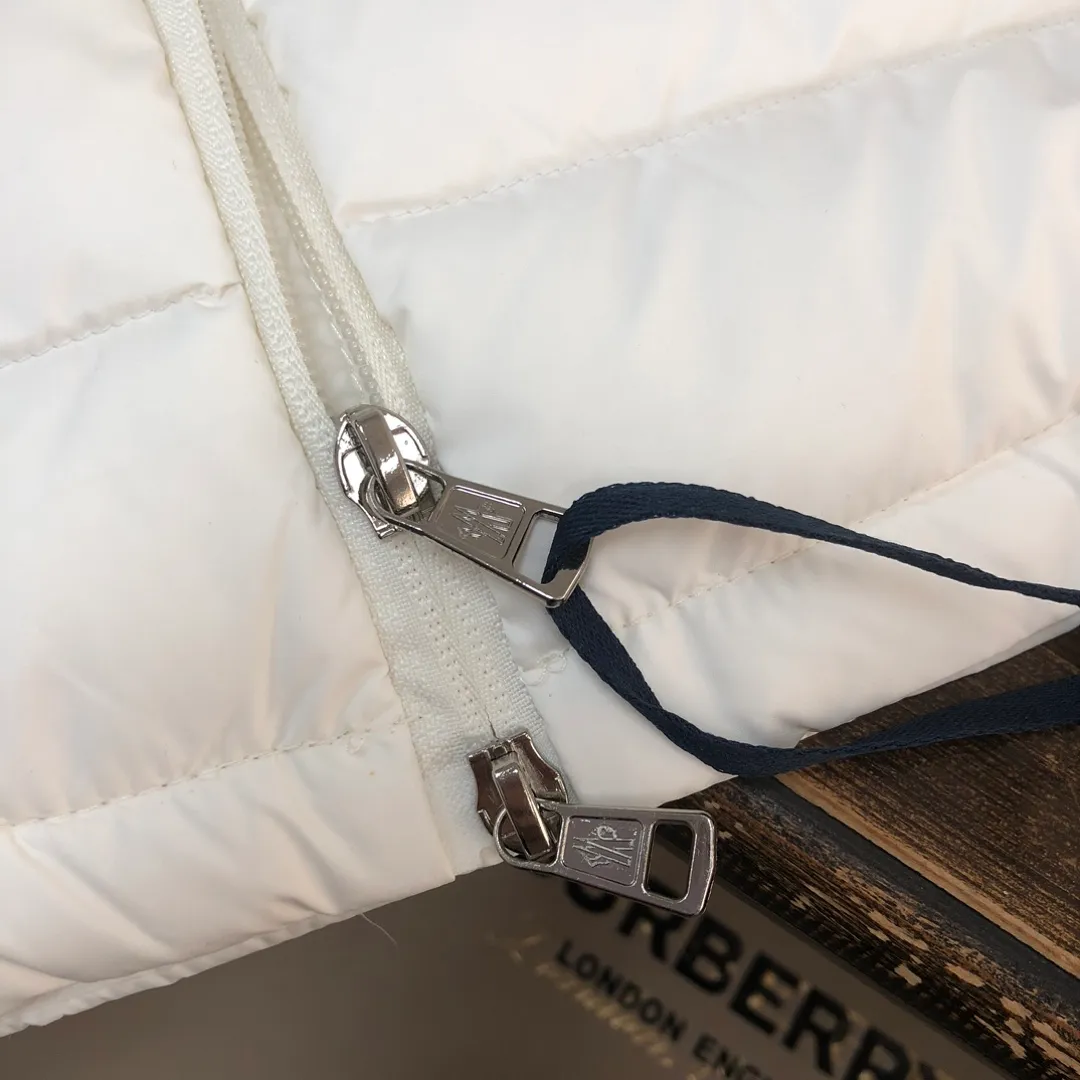 P820 ​​White real shot ✦ MONCLER Men's and Women's Unisex Stand Collar Down Jacket (hidden hood) is now on sale at the counter! New styles of down are available for autumn and winter 💥 New styles are emerging in an endless stream, with heavy embroidery of English letters on the collar, custom thread design on the cuffs, 90 white duck down, ultra-fine tailoring, and the accessories and hardware are also meticulous. We just want to bring good products to everyone 😎 Color: black white Size: 1-5 (M ~ 3XL)