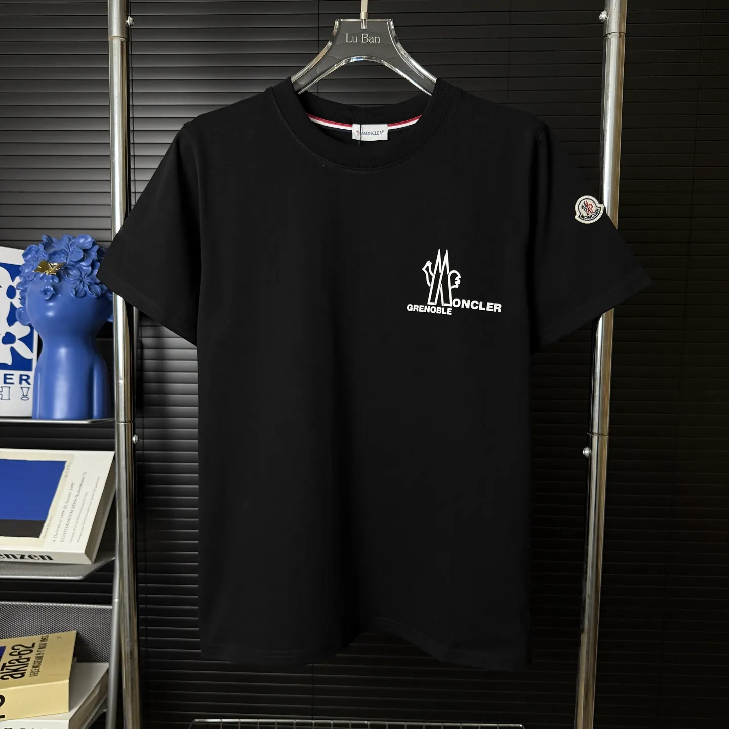 P170 A237 (Long-term replenishment, next day arrival) MONCLER/mask three-dimensional offset printing letter LOGO round neck short-sleeved T-shirt exclusive first launch high-definition The fabric is made of 300 grams of heavyweight pure cotton, customized with 32 counts of double thread, and washed twice for ready-to-wear. The fabric is comfortable and skin-friendly. It is custom-dyed fabric with high textile density and good drape. It is not easy to deform or shrink. The thick texture and compact spinning process will not affect the breathability of the fabric. The color saturation is very high. Imported Tajima embroidery technology has a good upper body effect. It is a versatile and good-looking short sleeve. The loose version covers the flesh and makes you slim. Size: S~XL Color: white black