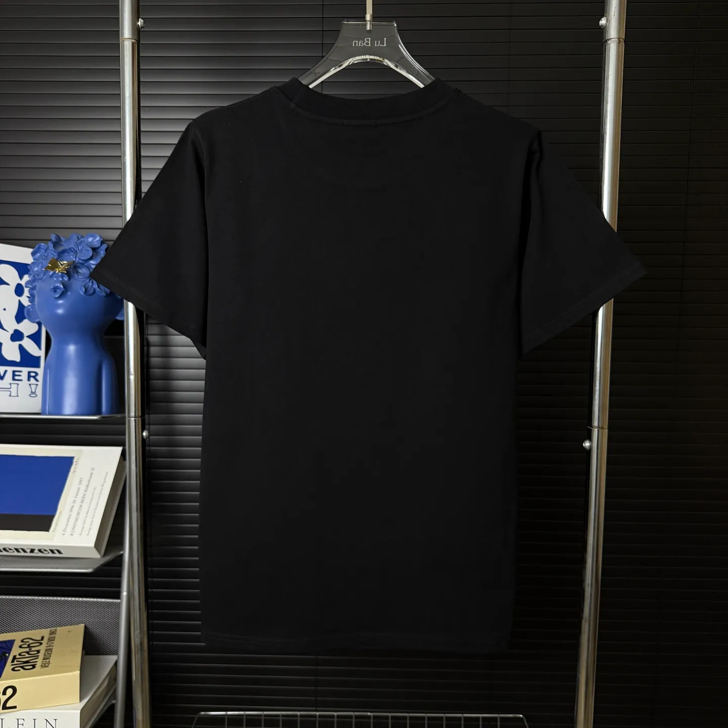 P170 A237 (Long-term replenishment, next day arrival) MONCLER/mask three-dimensional offset printing letter LOGO round neck short-sleeved T-shirt exclusive first launch high-definition The fabric is made of 300 grams of heavyweight pure cotton, customized with 32 counts of double thread, and washed twice for ready-to-wear. The fabric is comfortable and skin-friendly. It is custom-dyed fabric with high textile density and good drape. It is not easy to deform or shrink. The thick texture and compact spinning process will not affect the breathability of the fabric. The color saturation is very high. Imported Tajima embroidery technology has a good upper body effect. It is a versatile and good-looking short sleeve. The loose version covers the flesh and makes you slim. Size: S~XL Color: white black