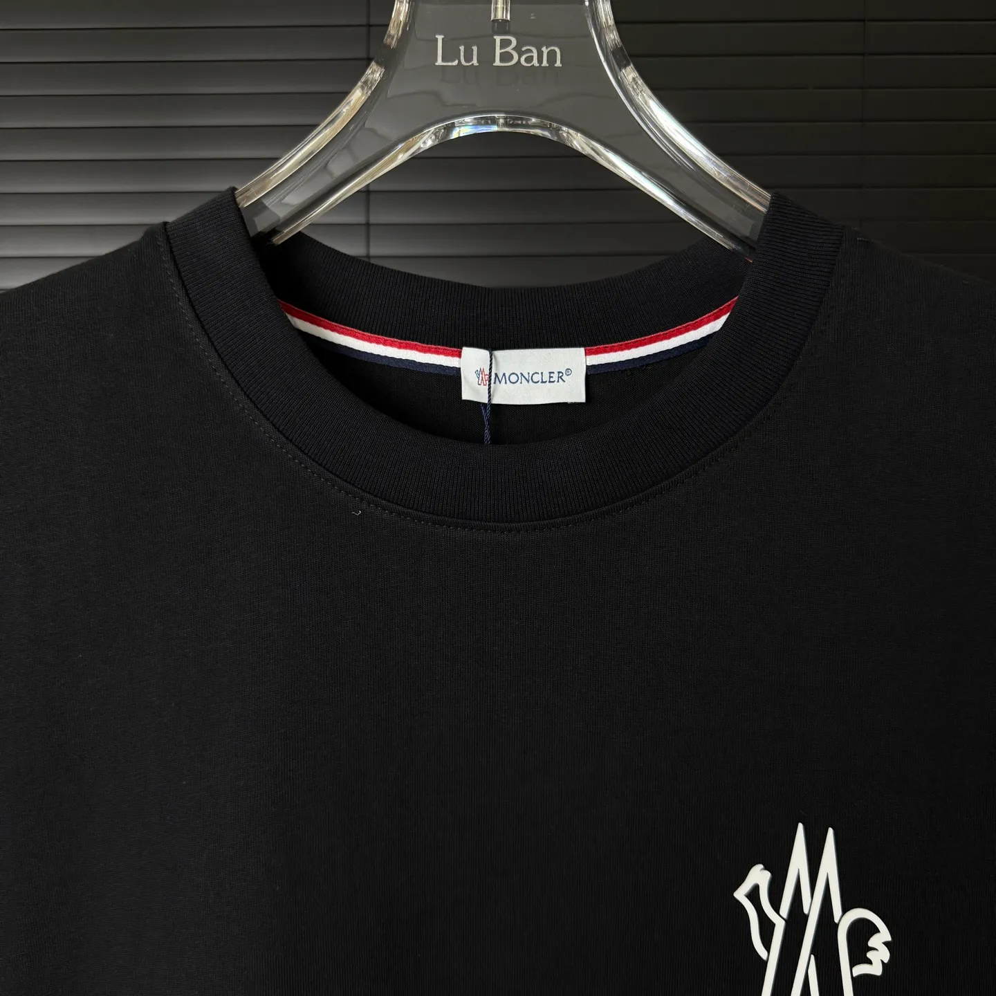 P170 A237 (Long-term replenishment, next day arrival) MONCLER/mask three-dimensional offset printing letter LOGO round neck short-sleeved T-shirt exclusive first launch high-definition The fabric is made of 300 grams of heavyweight pure cotton, customized with 32 counts of double thread, and washed twice for ready-to-wear. The fabric is comfortable and skin-friendly. It is custom-dyed fabric with high textile density and good drape. It is not easy to deform or shrink. The thick texture and compact spinning process will not affect the breathability of the fabric. The color saturation is very high. Imported Tajima embroidery technology has a good upper body effect. It is a versatile and good-looking short sleeve. The loose version covers the flesh and makes you slim. Size: S~XL Color: white black