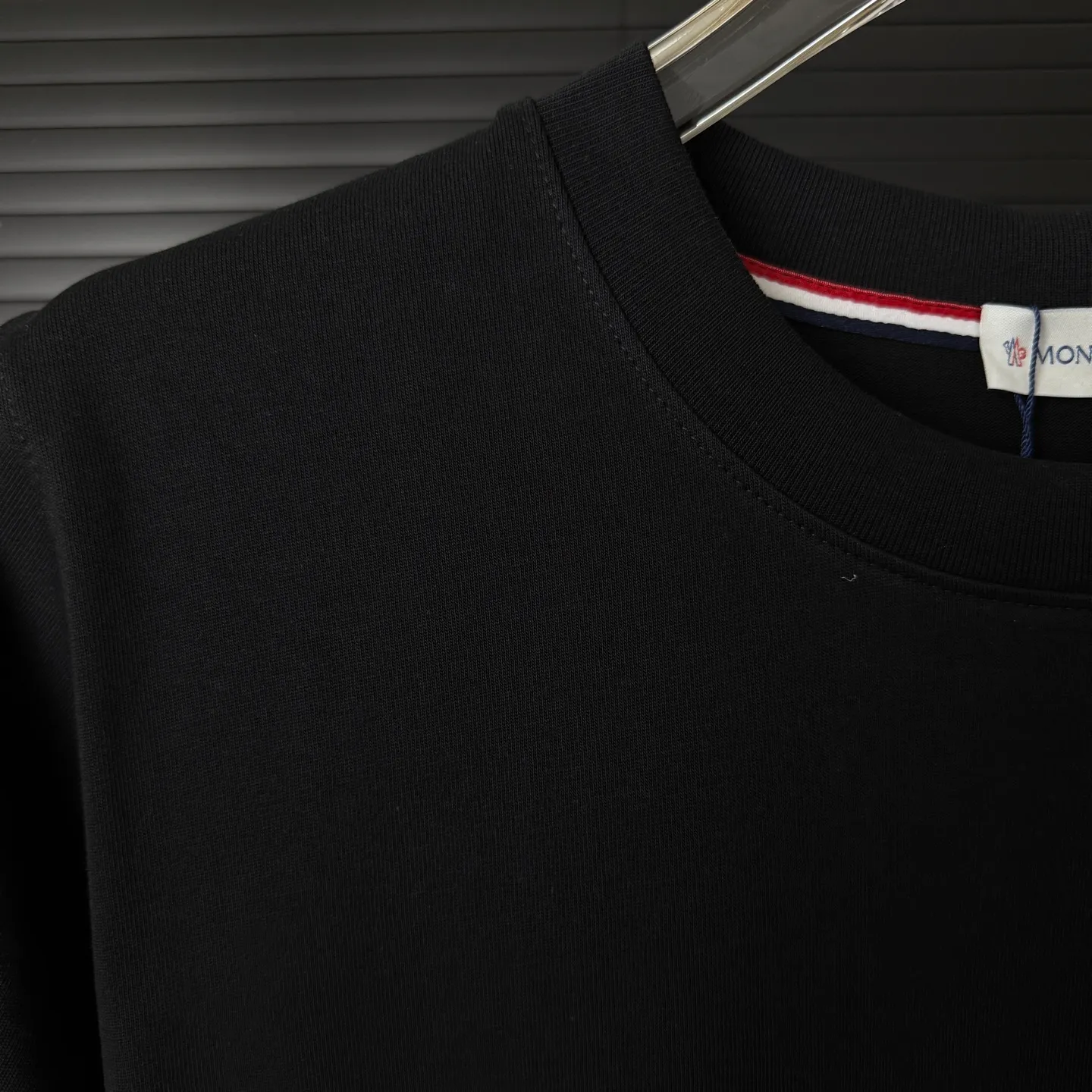 P170 A237 (Long-term replenishment, next day arrival) MONCLER/mask three-dimensional offset printing letter LOGO round neck short-sleeved T-shirt exclusive first launch high-definition The fabric is made of 300 grams of heavyweight pure cotton, customized with 32 counts of double thread, and washed twice for ready-to-wear. The fabric is comfortable and skin-friendly. It is custom-dyed fabric with high textile density and good drape. It is not easy to deform or shrink. The thick texture and compact spinning process will not affect the breathability of the fabric. The color saturation is very high. Imported Tajima embroidery technology has a good upper body effect. It is a versatile and good-looking short sleeve. The loose version covers the flesh and makes you slim. Size: S~XL Color: white black