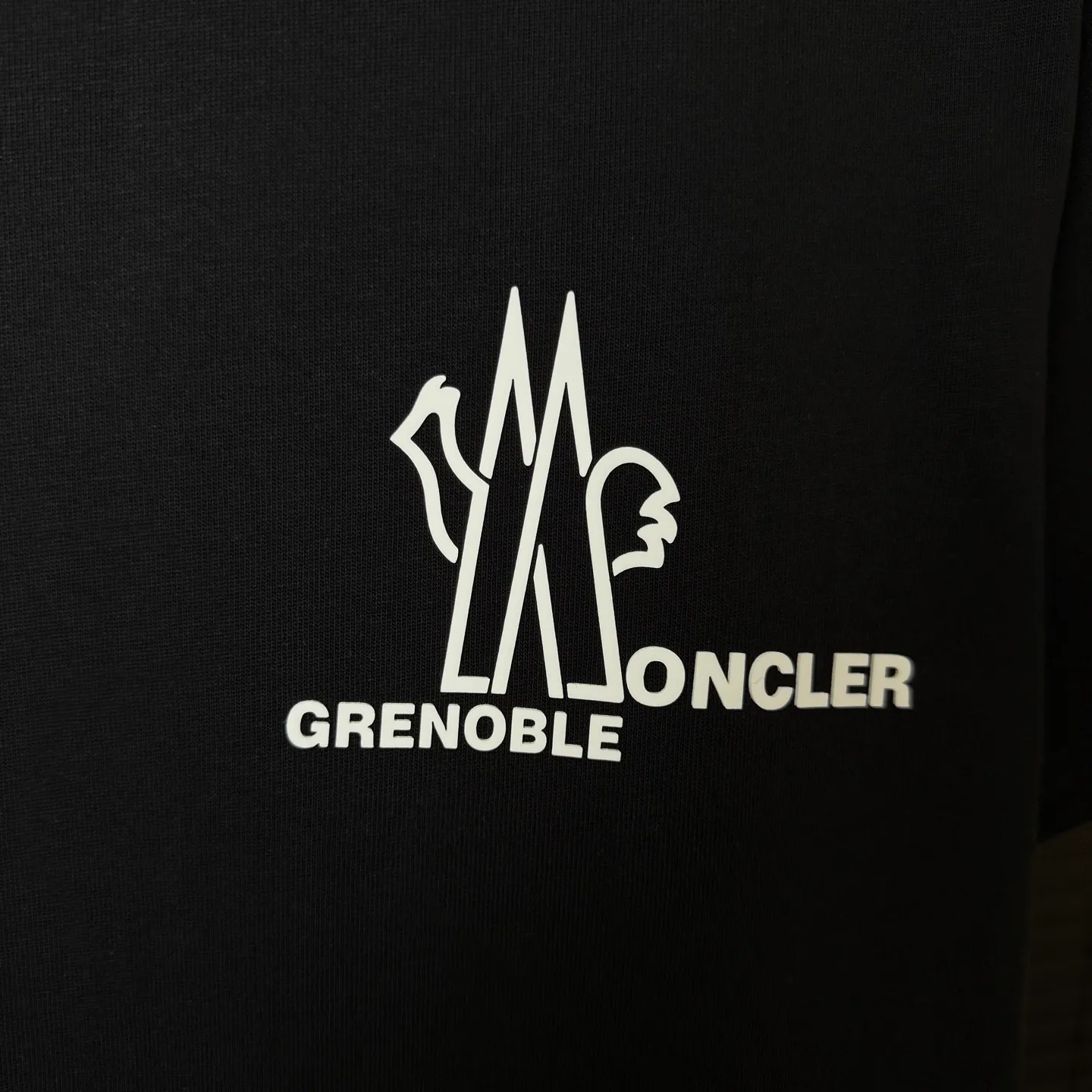 P170 A237 (Long-term replenishment, next day arrival) MONCLER/mask three-dimensional offset printing letter LOGO round neck short-sleeved T-shirt exclusive first launch high-definition The fabric is made of 300 grams of heavyweight pure cotton, customized with 32 counts of double thread, and washed twice for ready-to-wear. The fabric is comfortable and skin-friendly. It is custom-dyed fabric with high textile density and good drape. It is not easy to deform or shrink. The thick texture and compact spinning process will not affect the breathability of the fabric. The color saturation is very high. Imported Tajima embroidery technology has a good upper body effect. It is a versatile and good-looking short sleeve. The loose version covers the flesh and makes you slim. Size: S~XL Color: white black