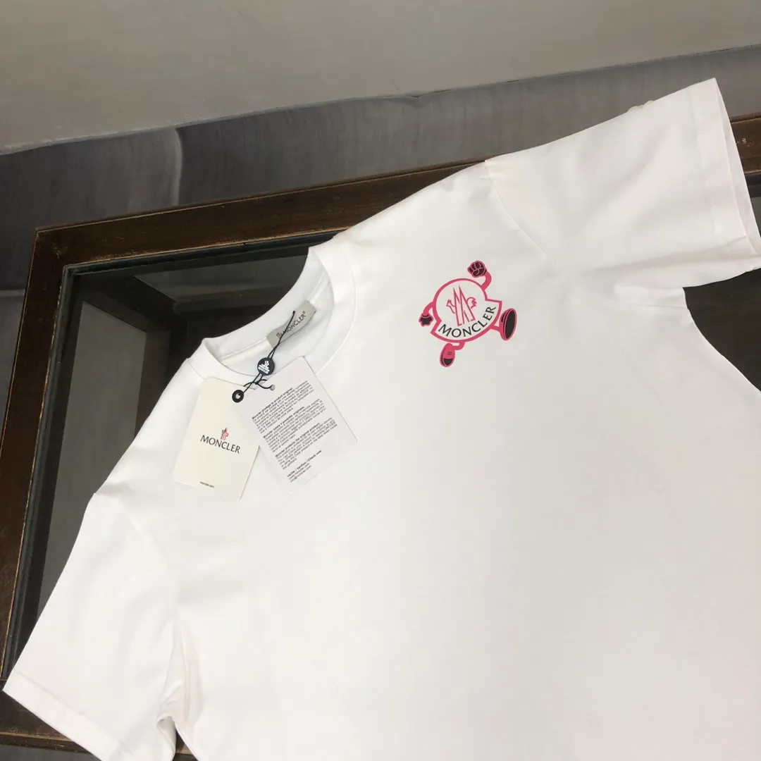 P160 🔥MONCLER The latest short-sleeved T-shirt for couples ~ Featured brand print design ~ The fabric upper body is comfortable and breathable, not stiff, slim cut, made of high-end custom-made pure cotton fabric! The upper body is comfortable and stylish, and it can be worn alone as an inner layer. It is a must-have for fashionistas! ! ! Color: black, white, gray Size: S～XL (loose version, please state your height and weight when placing an order)