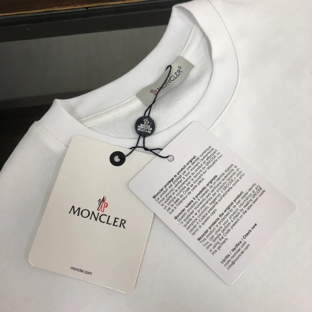 P160 🔥MONCLER The latest short-sleeved T-shirt for couples ~ Featured brand print design ~ The fabric upper body is comfortable and breathable, not stiff, slim cut, made of high-end custom-made pure cotton fabric! The upper body is comfortable and stylish, and it can be worn alone as an inner layer. It is a must-have for fashionistas! ! ! Color: black, white, gray Size: S～XL (loose version, please state your height and weight when placing an order)